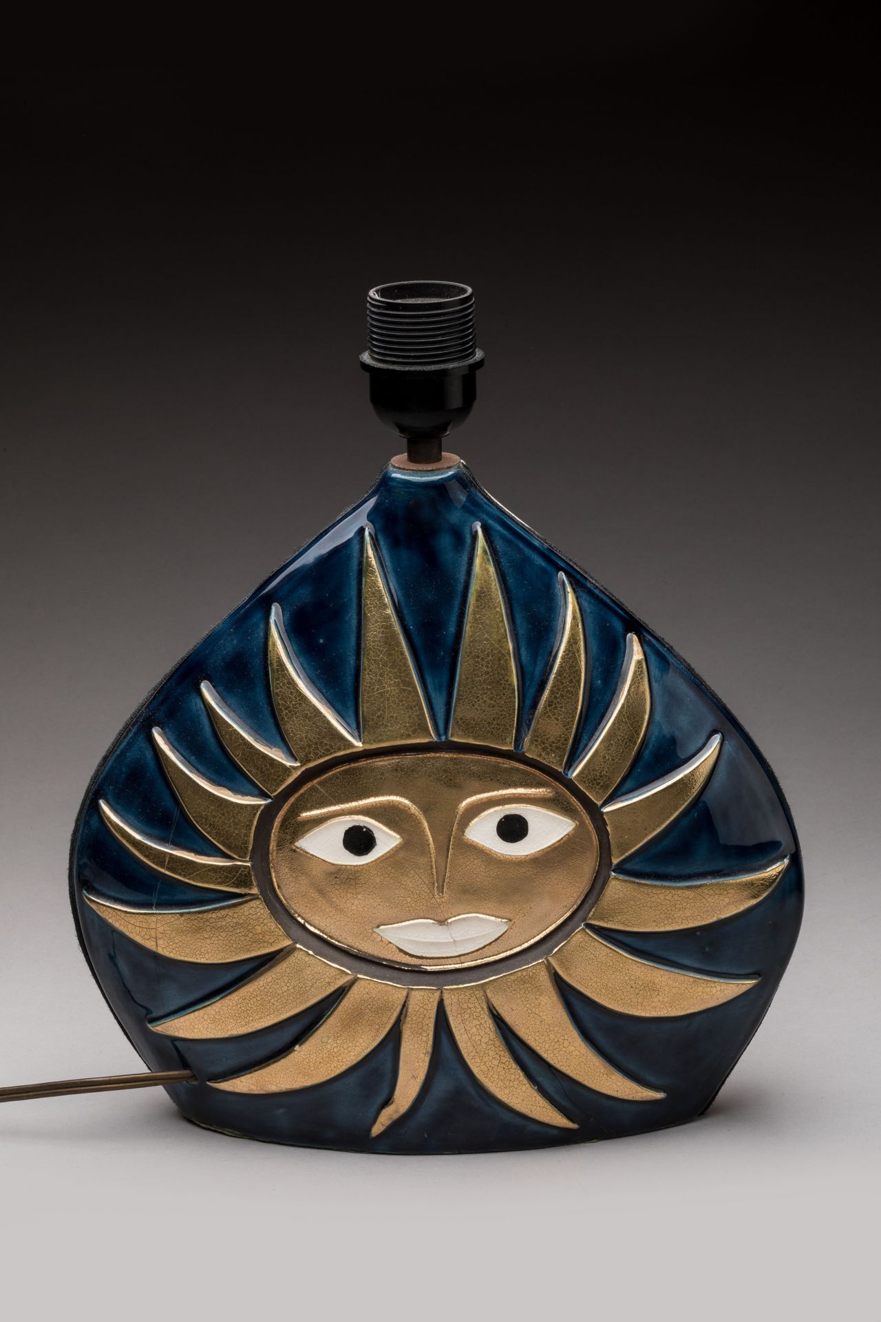 Null 
米特-埃斯佩尔特（1923-2020年） 


太阳 "灯 


釉面陶瓷，蓝色和金色的裂纹。 


1960's. 


高度：27厘米27 - &hellip;