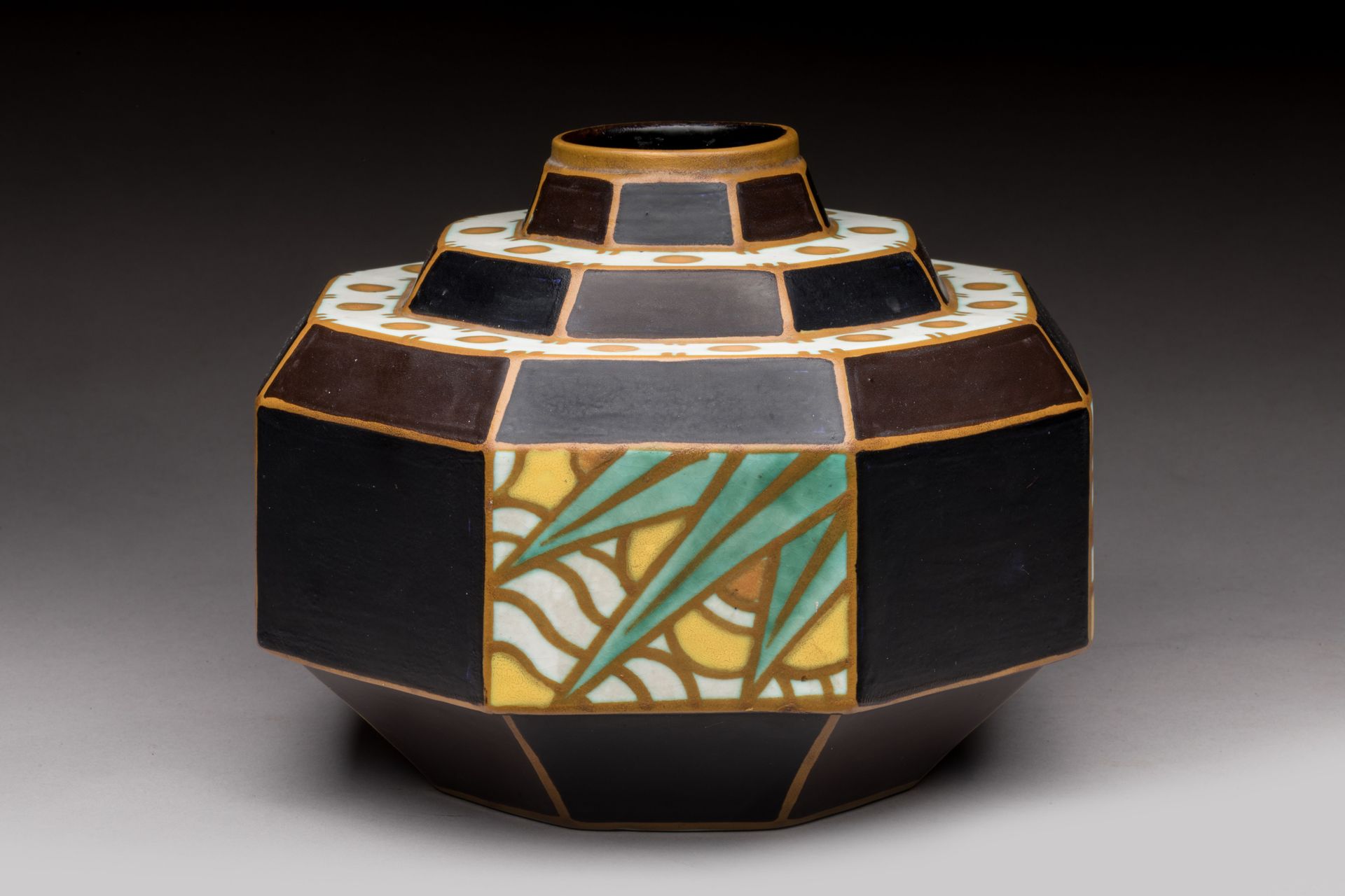 Null 
Charles CATTEAU (1880-1966), BOCH KERAMIS 

Vaso ottagonale di terracotta &hellip;