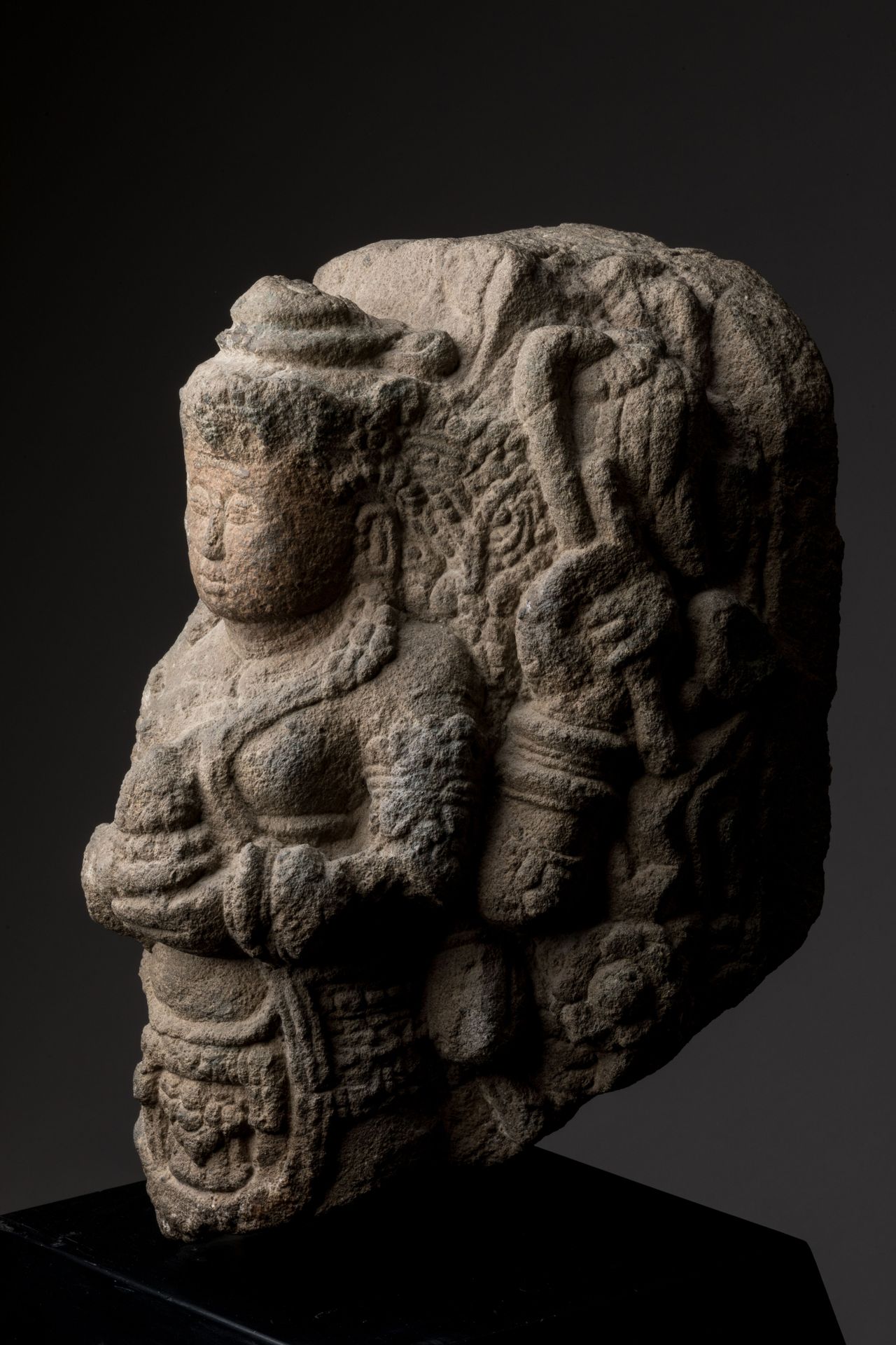 Null 
INDONESIEN, MAJAPAHIT - 14./15. Jahrhundert 


Fragment einer Stele aus Vu&hellip;