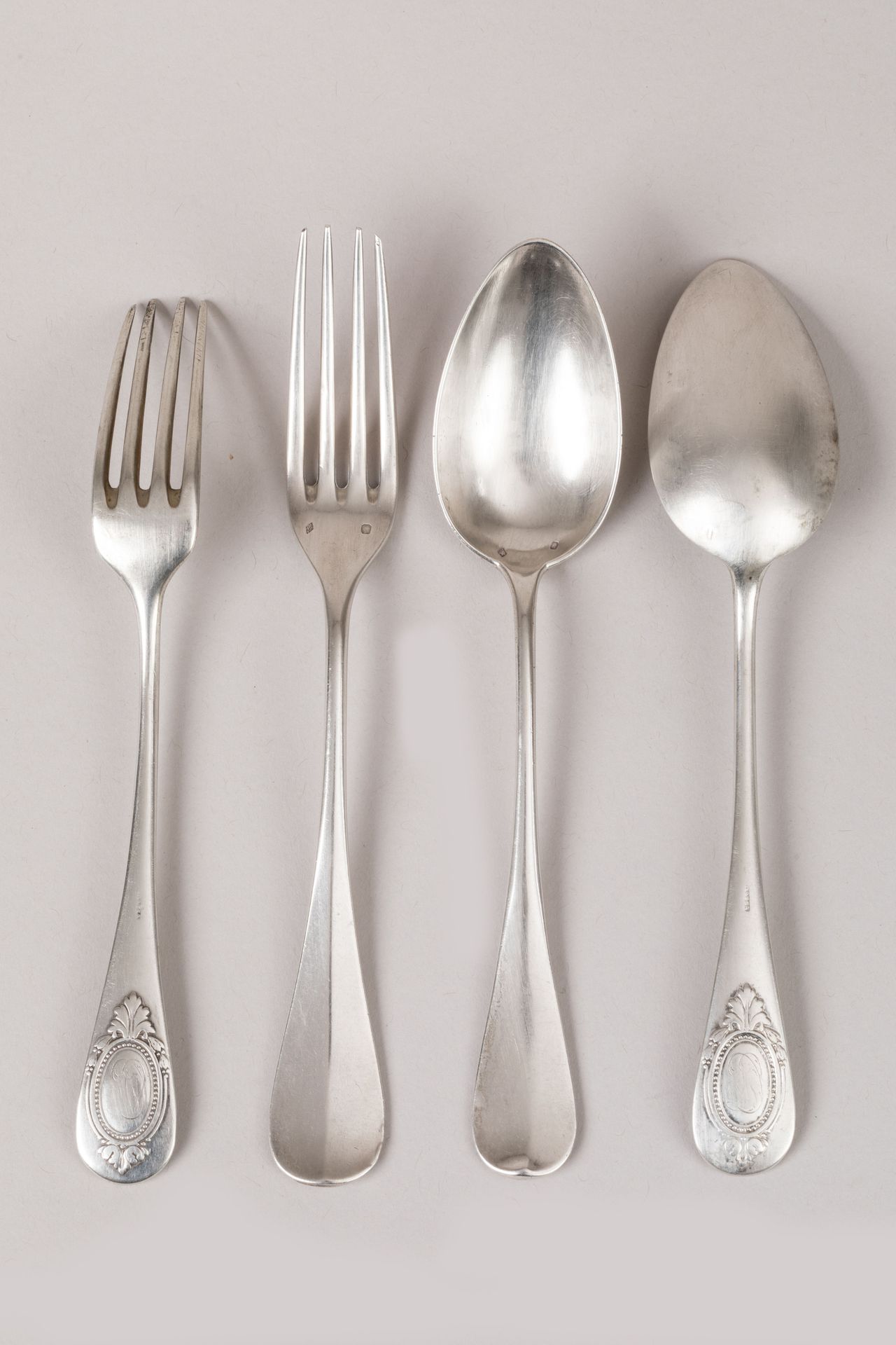 Null 
餐桌服务的一部分，包括：12把叉子和10把勺子


在银。单层模型，装饰有刺桐叶徽章，上面有 "DD "字样。 


标记：Minerve - Go&hellip;