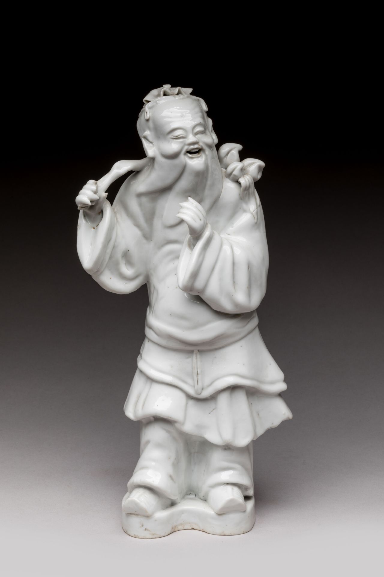 Null 
中国--嘉庆年间(1796-1820) 


白釉中国瓷器中的站立神仙雕像，肩上扛着装满长寿桃的树枝。 


高度：27厘米27厘米（手指上的碎片）&hellip;