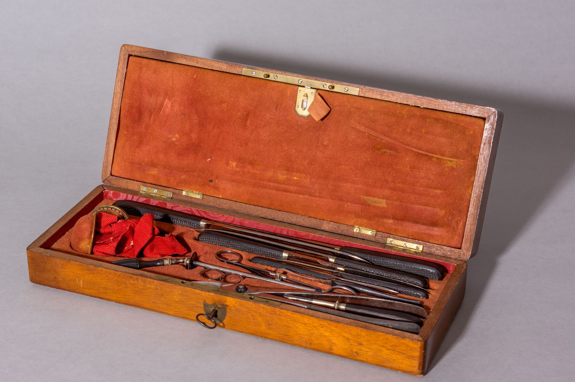 Null MATHIEU之家

手术包包括：15个器械和两个额外的锯片，装在一个带天鹅绒的桃花心木箱子里。大部分的作品都有签名。

19世纪末。

高度：99 &hellip;