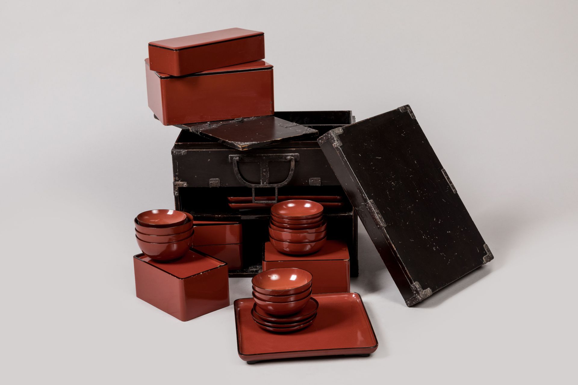 Null 
日本 - 20世纪 


黑漆木质野餐盒，铁质配件，包括六个碗，三个平碗，六个小碗，三个中碗，三个长方形盒子，三个托盘，一个长方形壶，一个勺子和三双&hellip;