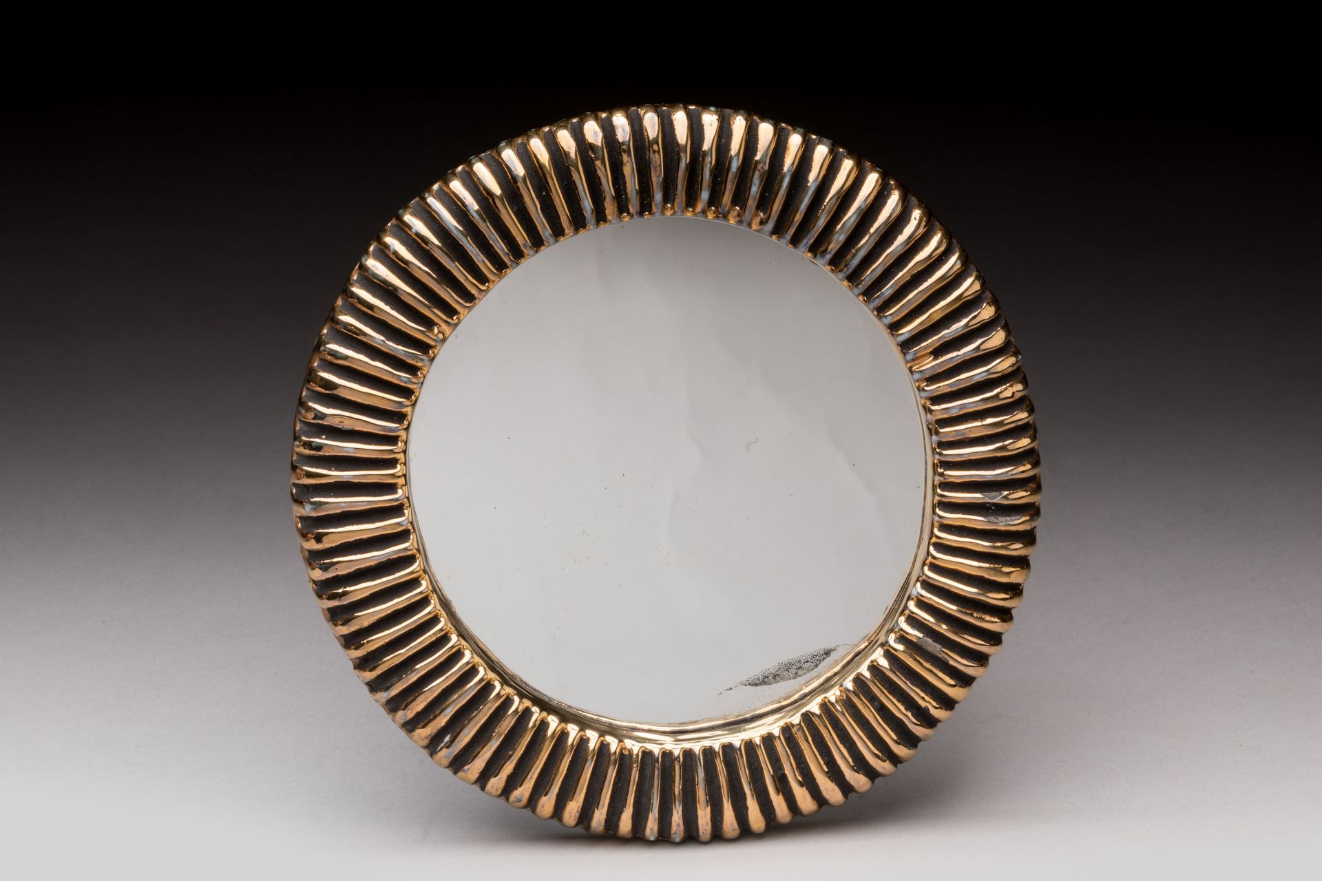 Mithé ESPELT (1923-2020) 
Miroir circulaire 
Céramique dorée à fins godrons. 
Ve&hellip;