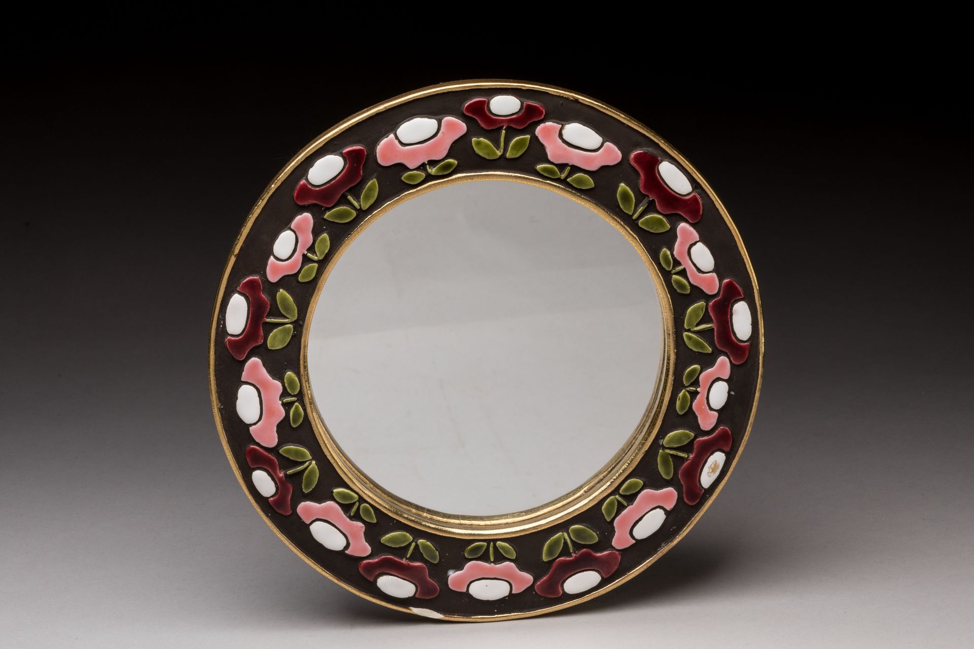 Null 
米特-埃斯佩尔特（1923-2020年） 


Millefleurs "镜子 


粉红色，绿色，黑色和金色的釉面陶瓷。 


1965年。 

&hellip;