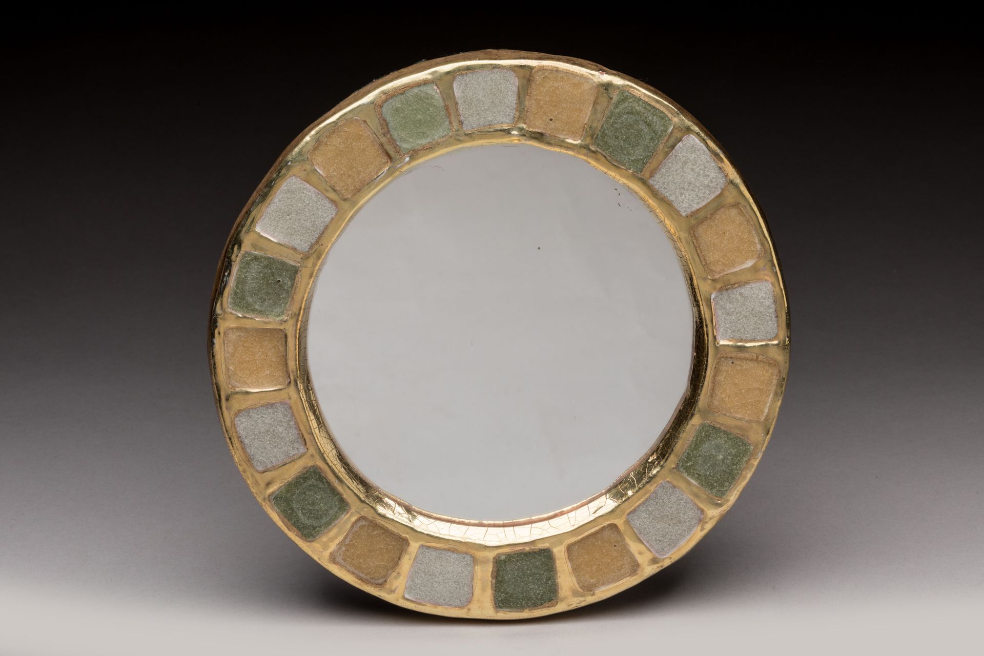Null 
米特-埃斯佩尔特（1923-2020年） 


镜子 "Engrenages 


金色釉面的陶瓷，有裂纹，内含米色和绿色的结晶玻璃。 


约19&hellip;