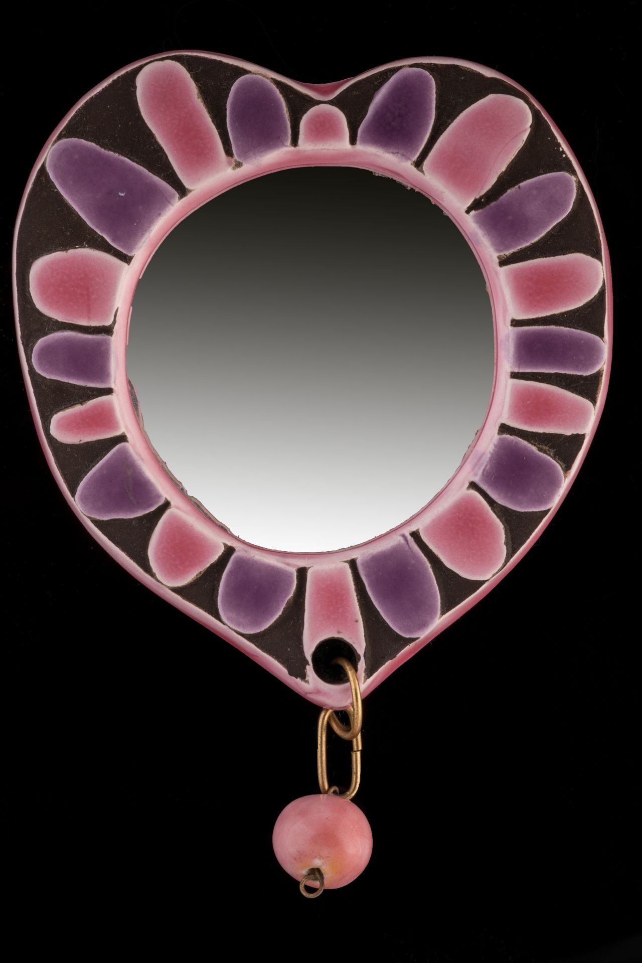 Null 
米特-埃斯佩尔特（1923-2020年） 


心形口袋镜 


粉红色和淡紫色的釉面陶瓷。 


高度：10厘米10 - 宽度: 9.5 cm