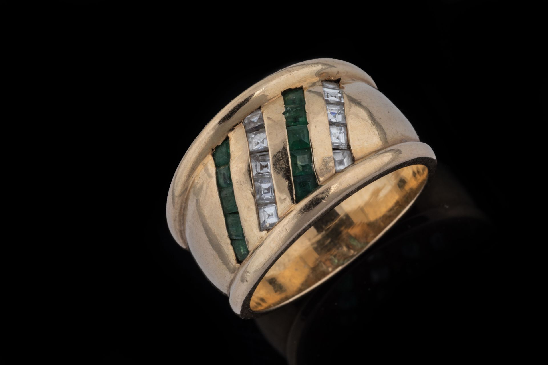 Null 18K黄金（千分之七十五）带状戒指，四线铺设的小钻石和校准的祖母绿交替排列。

毛重 : 9,7 g