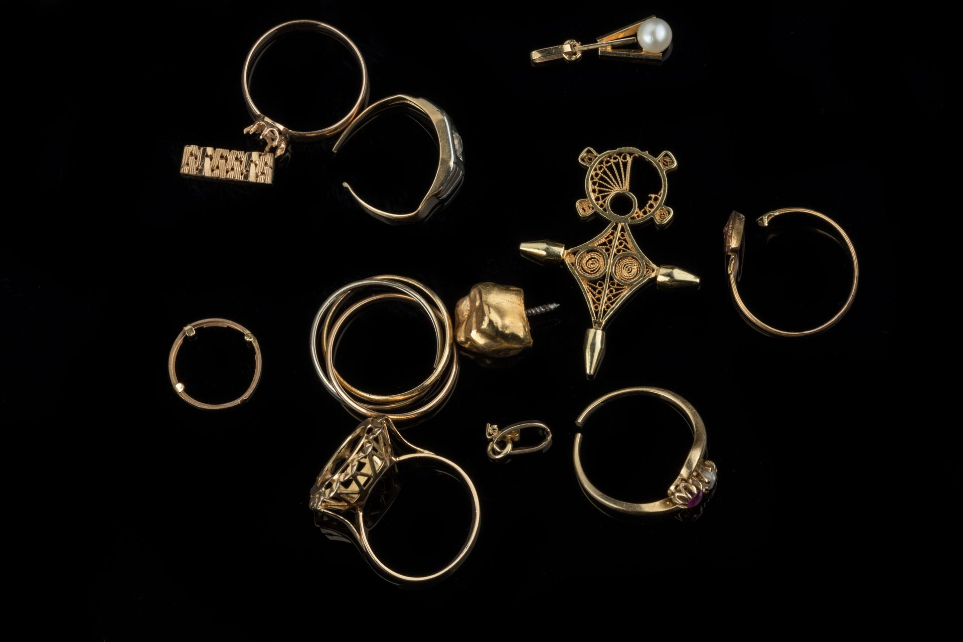 Null 一套18K黄金（千分之七十五）的珠宝碎片，包括戒指镶嵌，结婚戒指和杂项。

总重量: 10,5 g



一个人加入了一套珠宝和牙科黄金的碎片，在黄金&hellip;