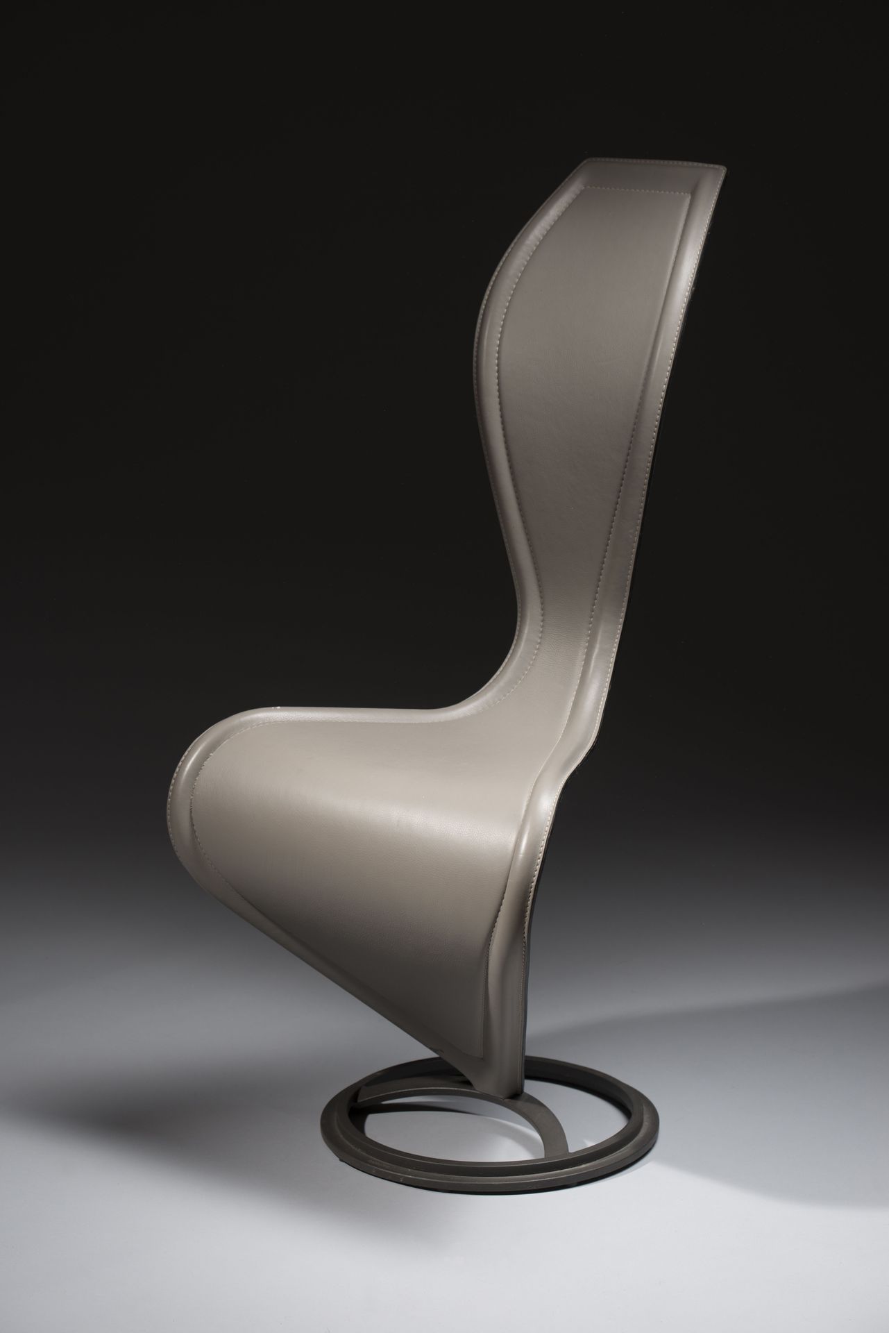 Null 汤姆-迪克森（生于1959年），卡佩里尼版本。 
椅子模型 "S椅"，灰色缝制皮革，铸铁底座。 
模型创建于1988年。
高度：104 - 宽度：50&hellip;