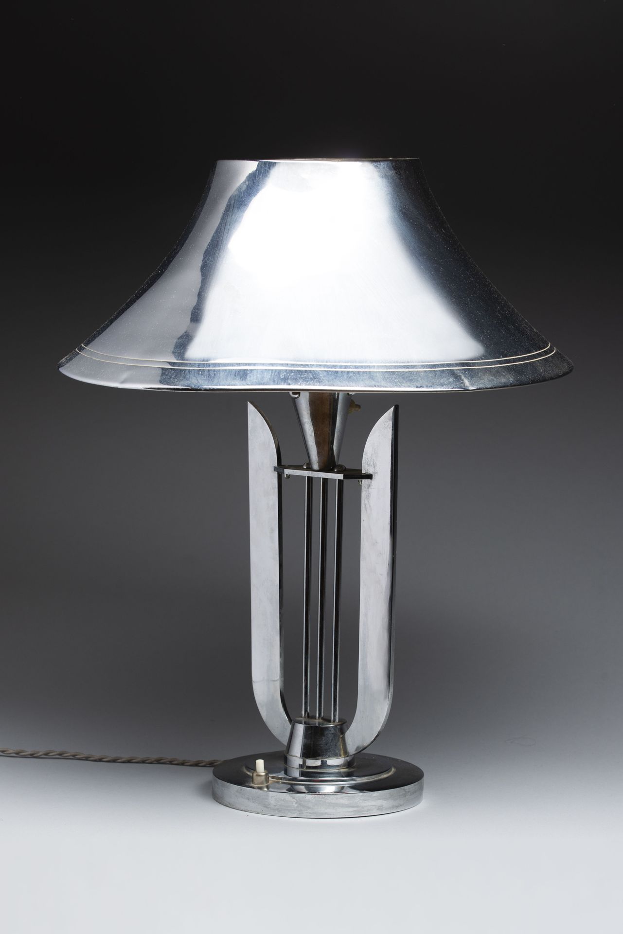 Null 属于Jean PERZEL的风格。 
镀银金属片的台灯，灯罩放在一个轴上，形成一个风格化的琴。
1930's.
高度：47厘米高度 : 47 - 直径&hellip;