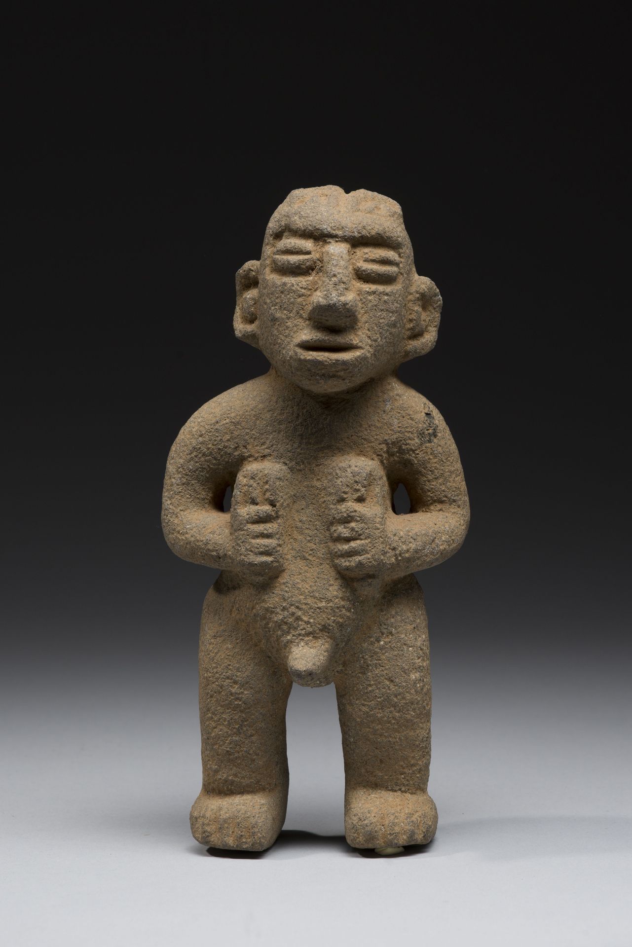 Null 站立的人物，手中拿着他的战士功能的两个属性，在胸部的位置。
火山石。 
哥斯达黎加，迪奎斯文化。 
公元1000 - 1500年 
高度23厘米高 
&hellip;