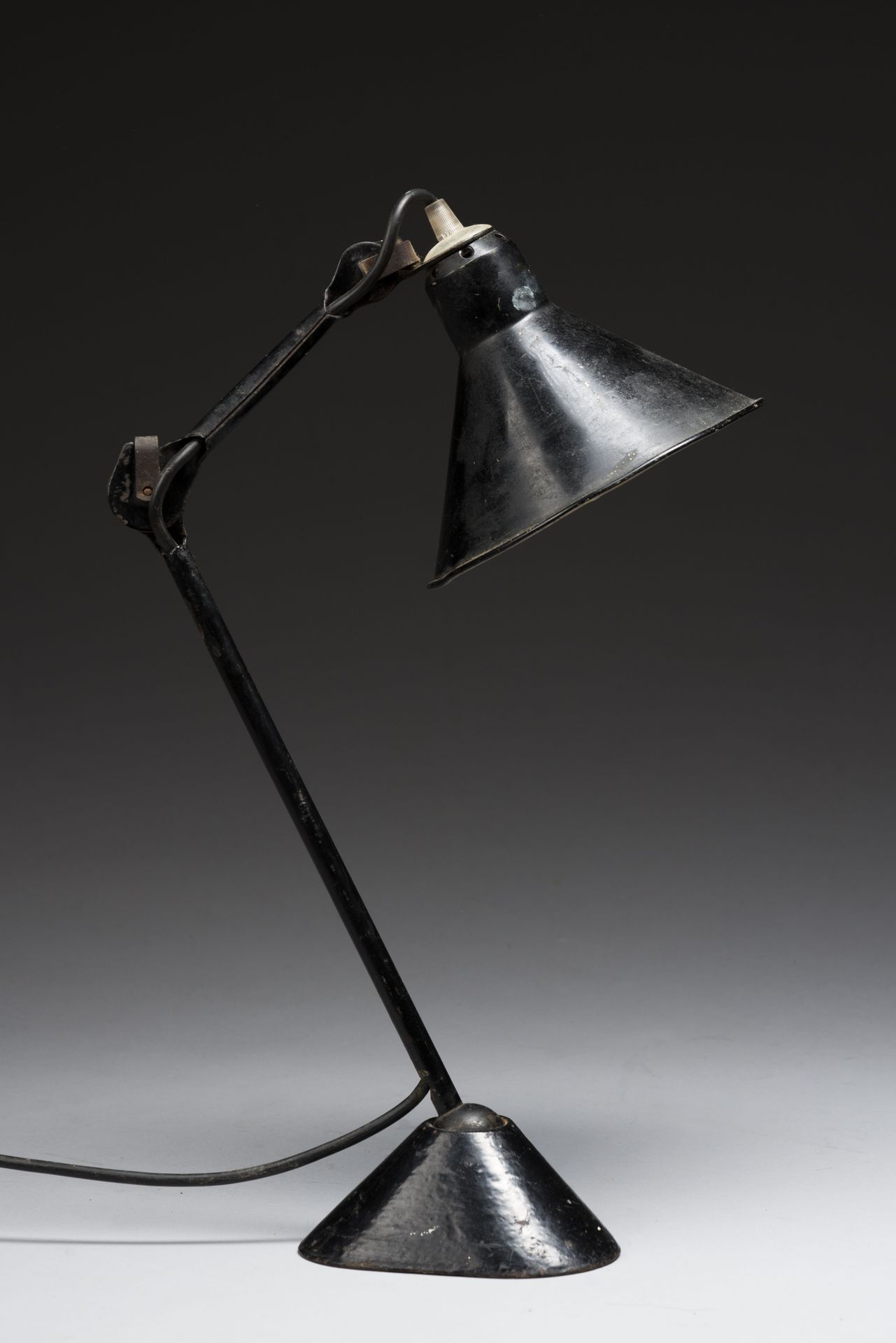 Null 伯纳德-阿尔宾-格拉斯（1886-1943）。 
带反射器的铰接灯，型号205，黑色漆面金属，有两个手臂和球状关节，放在一个三角形的底座上。 
192&hellip;