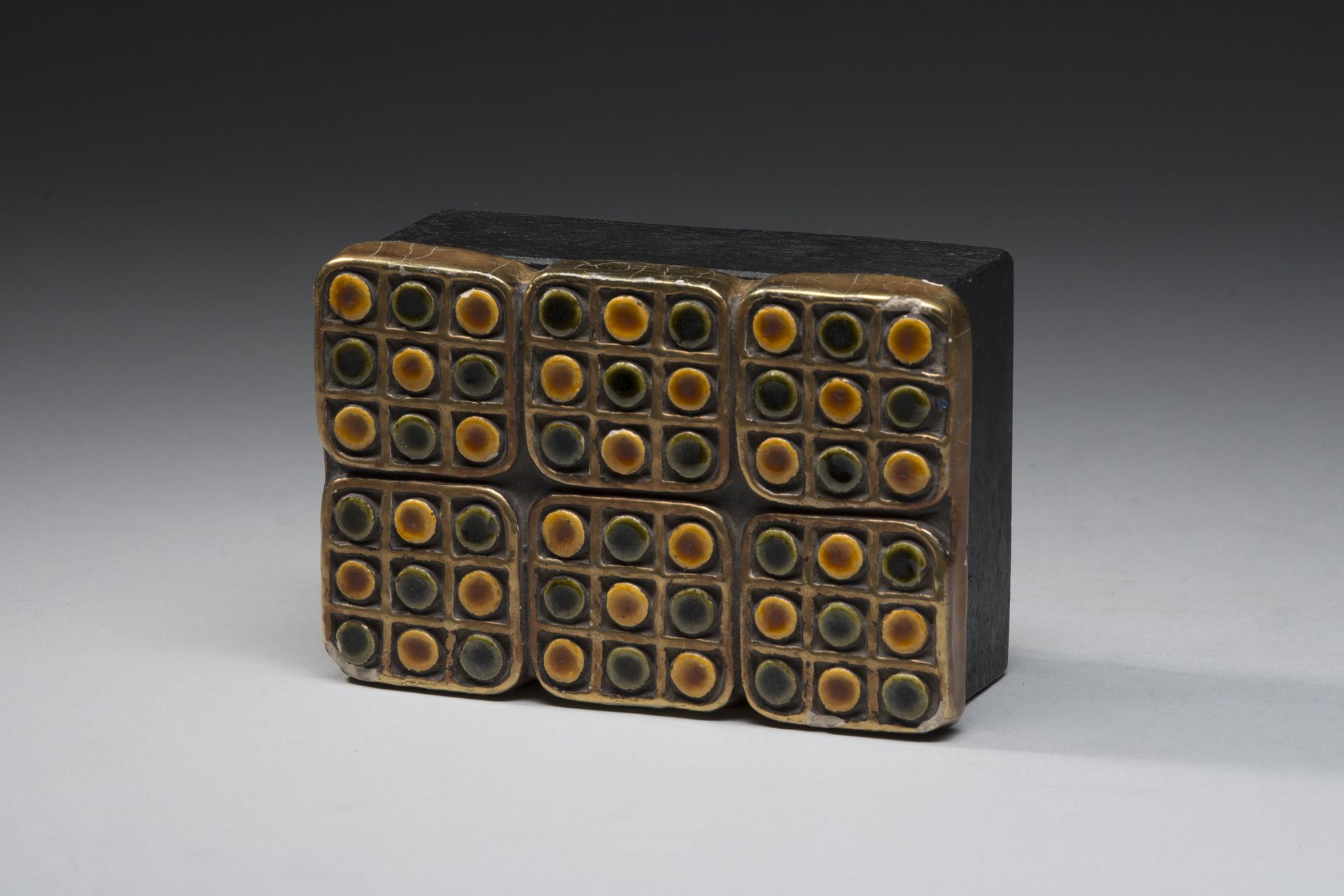 Null Mithé ESPELT (1923-2020). 
Boîte en céramique émaillée dorée, vert et ocre.&hellip;