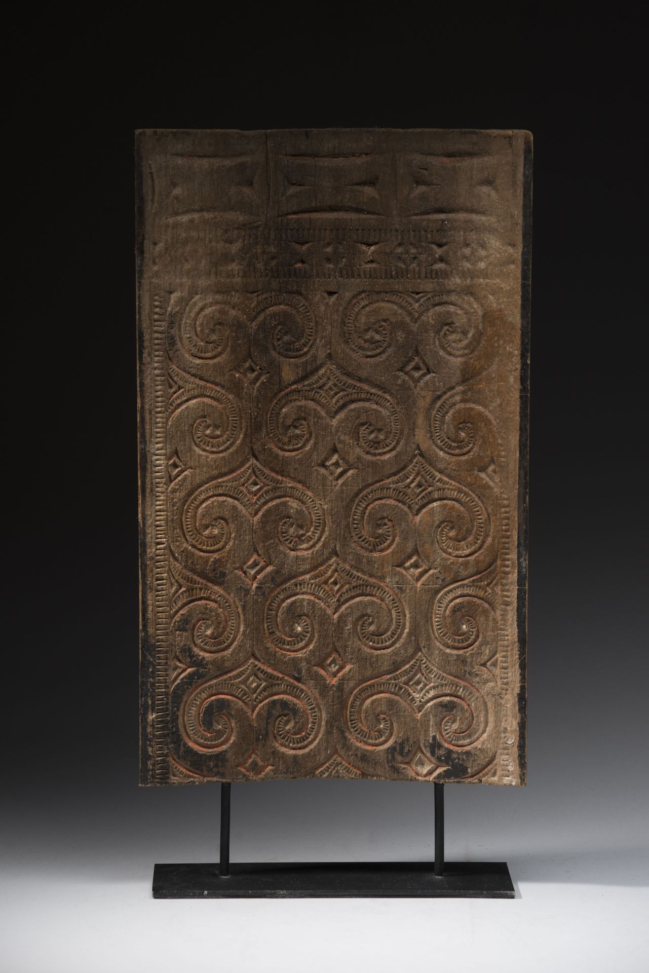 Null 巴厘岛。 
木雕的装饰板，有卷轴和几何图案。 
高度：45厘米45 - 27厘米宽（有多色的痕迹）
底座。