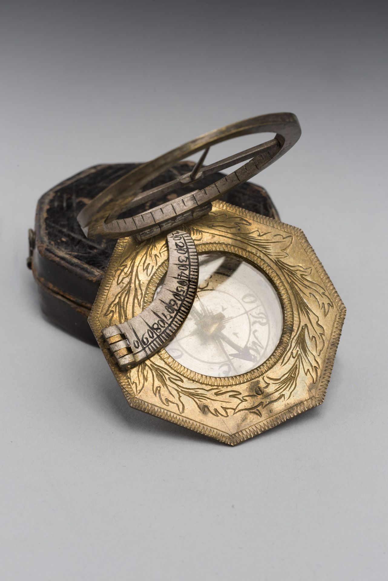 Null 约翰-施特格（1764-1843）。 
雕刻的黄铜赤道日晷，八角形的盘子上装饰着一个植物楣。中央有罗盘和罗盘玫瑰，折叠式刻度测量环。背面签有 "Joh&hellip;