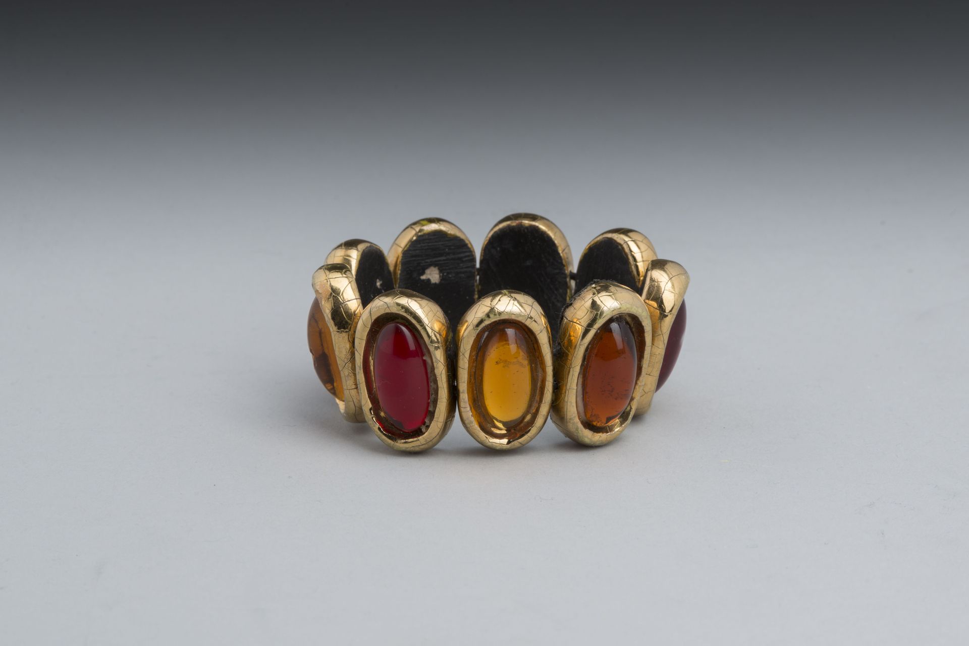 Null Mithé ESPELT (1923-2020). 
Bracelet Cabochons en céramique émaillée dorée c&hellip;