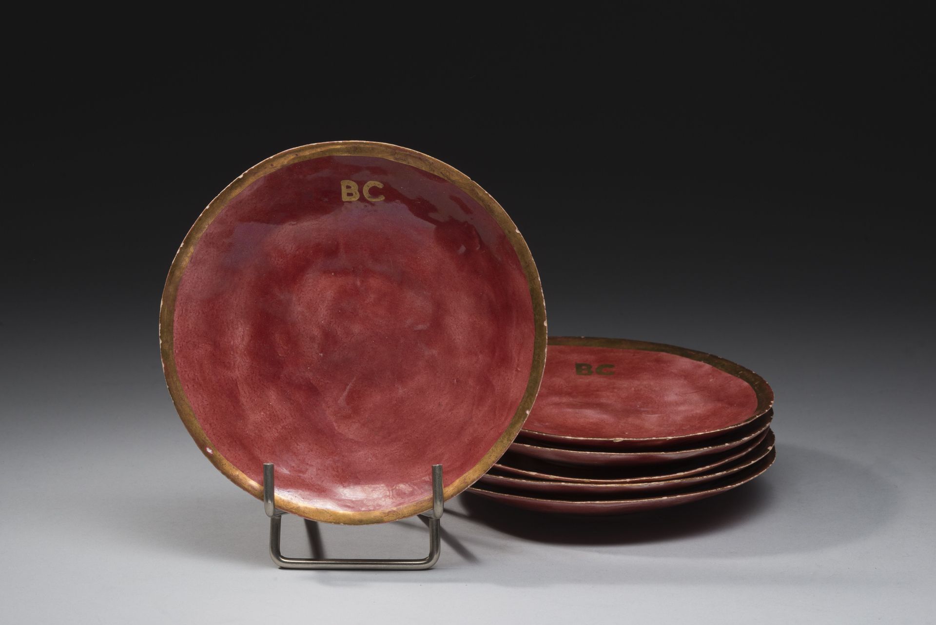 Null 米特-埃斯佩尔特（1923-2020）。
一套6个红色釉面陶瓷盘，边缘有金色边框，有BC字样。背面有签名 "ME"。 
20世纪40年代初。 
直径：&hellip;