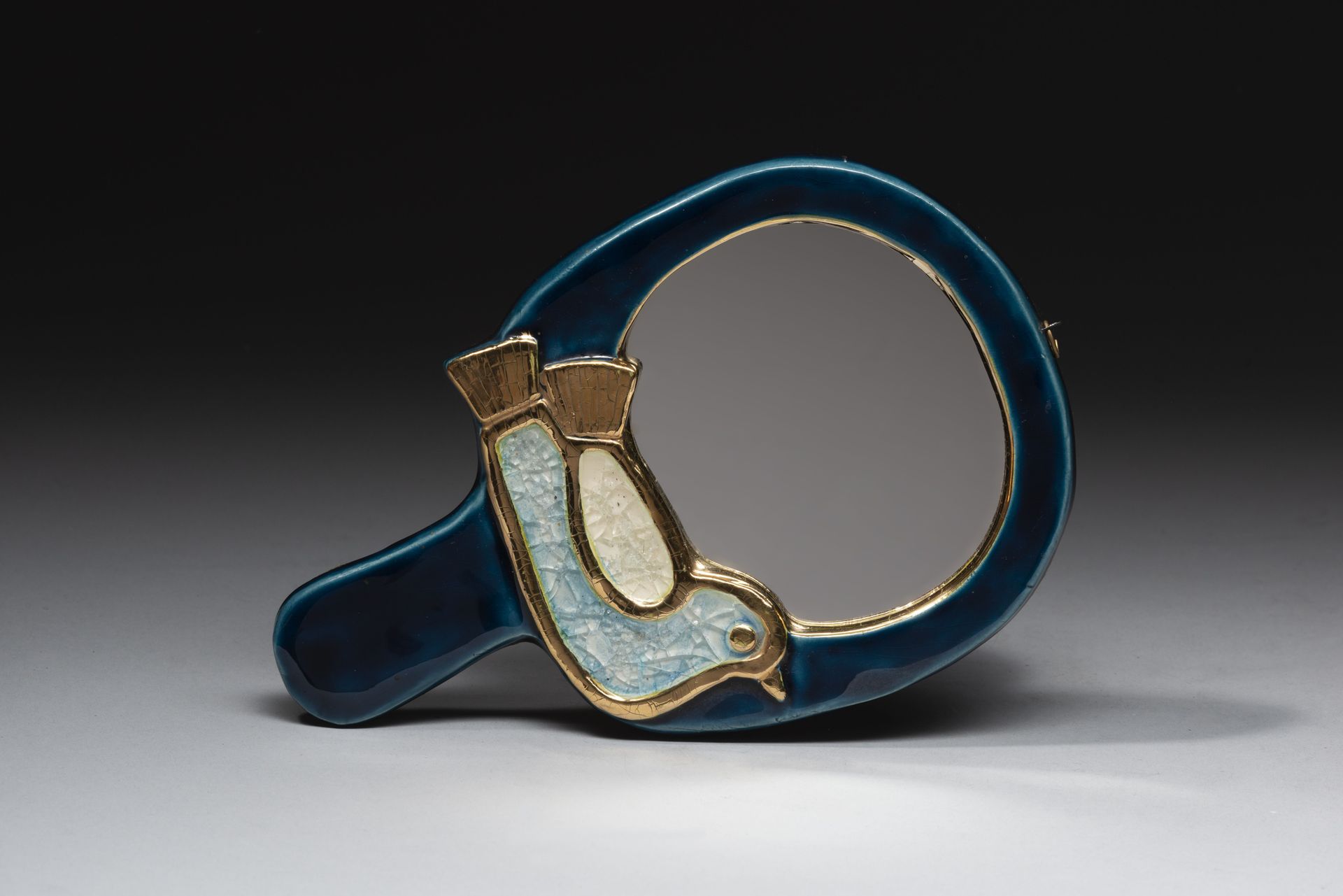 Null 米特-埃斯佩尔特（1923-2020）。 
釉面陶瓷和结晶玻璃手镜，有蓝色山雀的装饰。 
长度：23.5厘米（有轻微烧制缺陷）

参考书目： 
Ant&hellip;