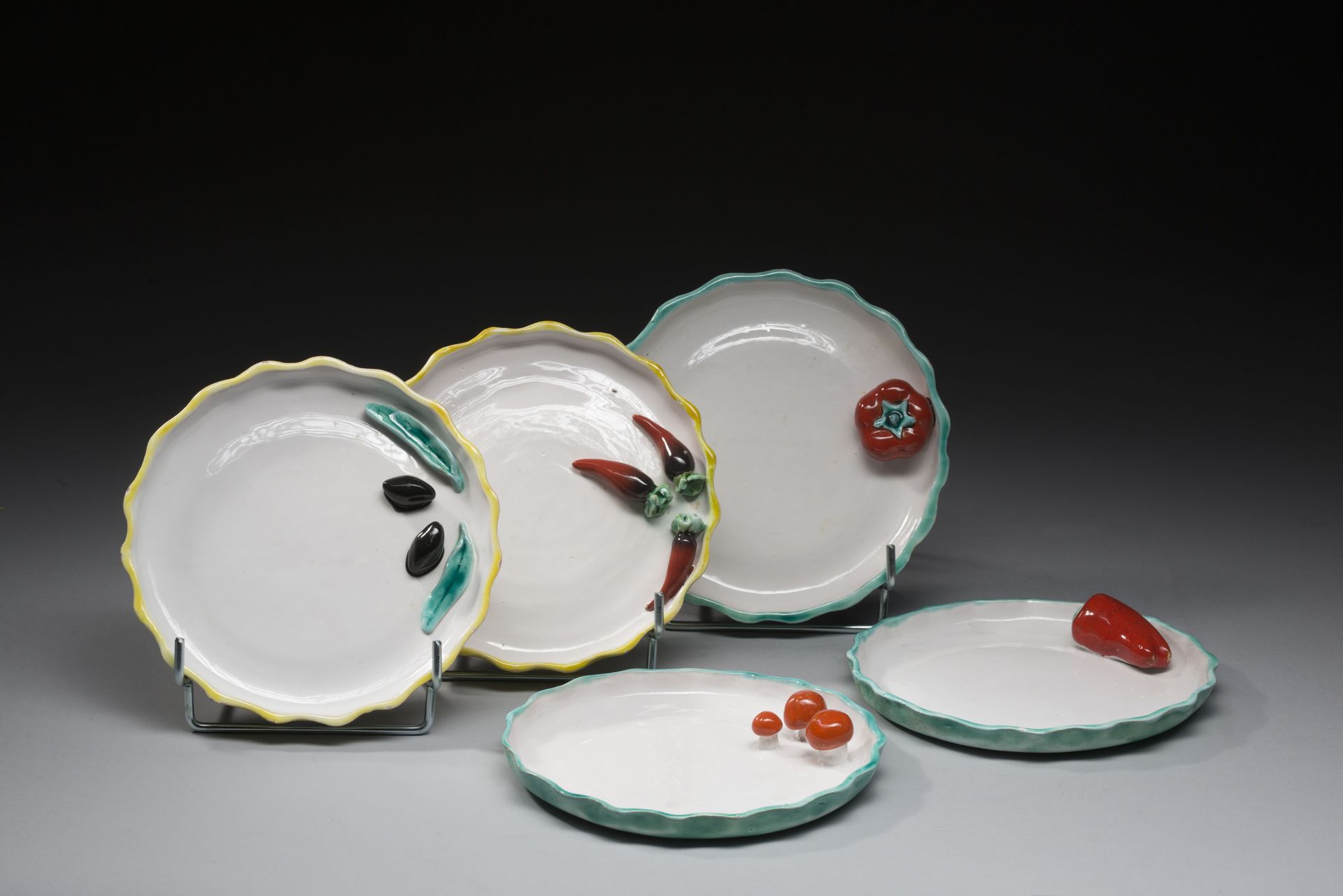 Null 米特-埃斯佩尔特（1923-2020）。 
五件套釉面陶瓷扇形盘子，带有Trompe l'oeil 蔬菜装饰。其中一个背面有 "ME "的字样。 
1&hellip;