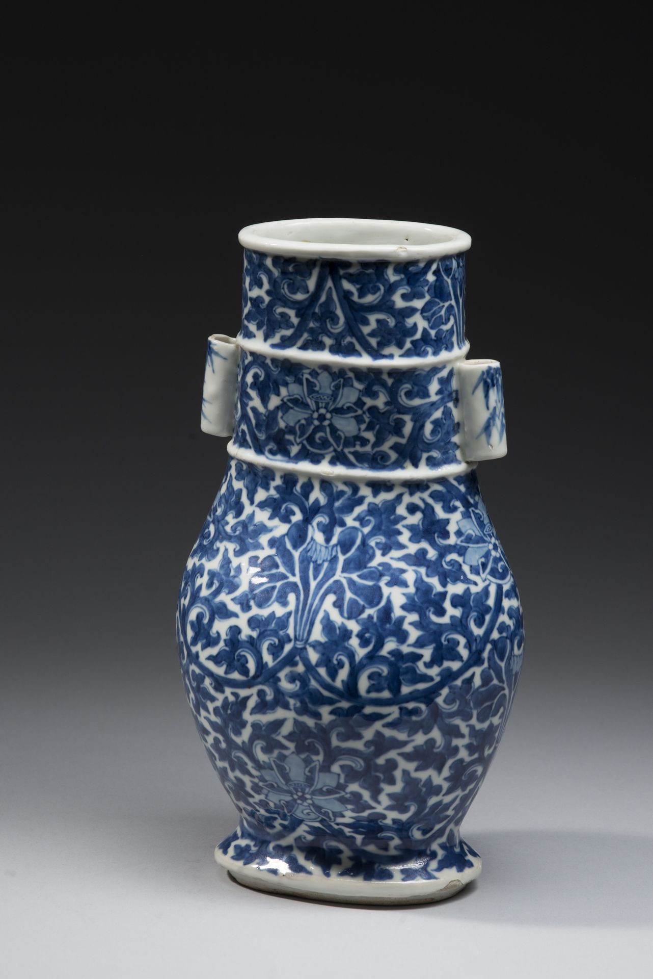 Null CHINE, Canton. 
Vase de forme "hu" en porcelaine décorée en bleu sous couve&hellip;