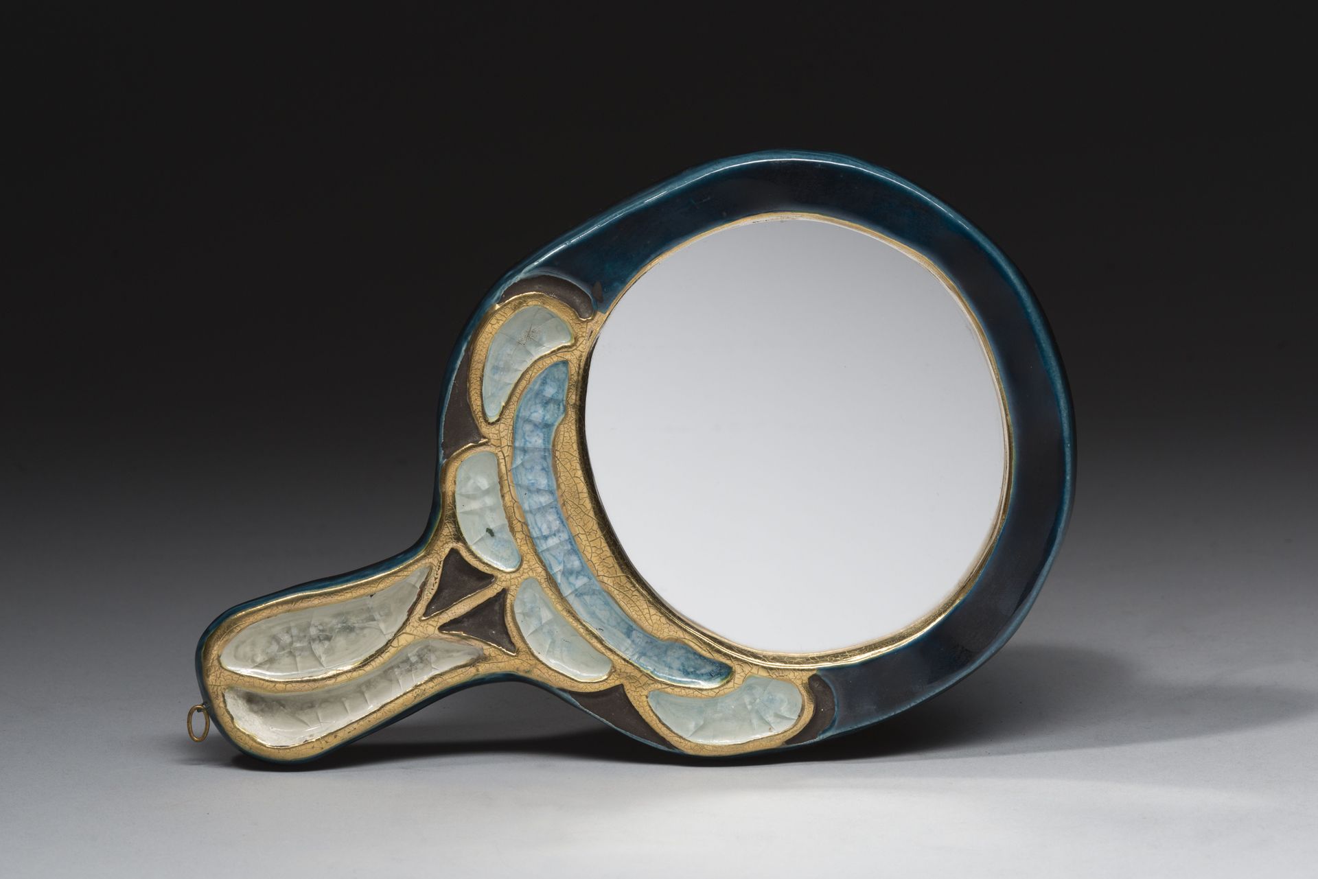 Null 米特-埃斯佩尔特（1923-2020）。 
釉面陶瓷和结晶玻璃手镜，蓝色调的花卉装饰。 
长度：24厘米（微小的烧制缺陷）

我们感谢艺术家的女儿Ma&hellip;