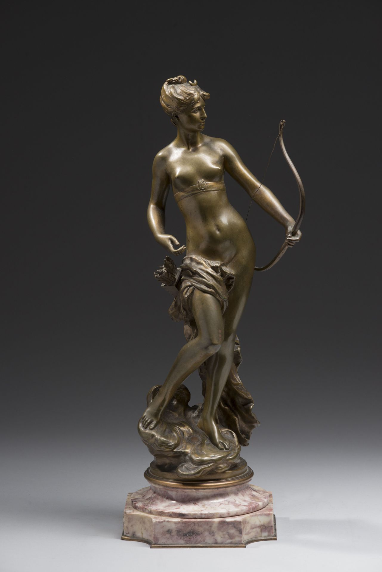 Null 马图林-莫罗(1822-1912)。 
女猎人戴安娜。 
青铜，带有金色的铜锈，有签名和荣誉勋章的印记。 
高度：45厘米。45厘米（铜锈略有磨损） &hellip;