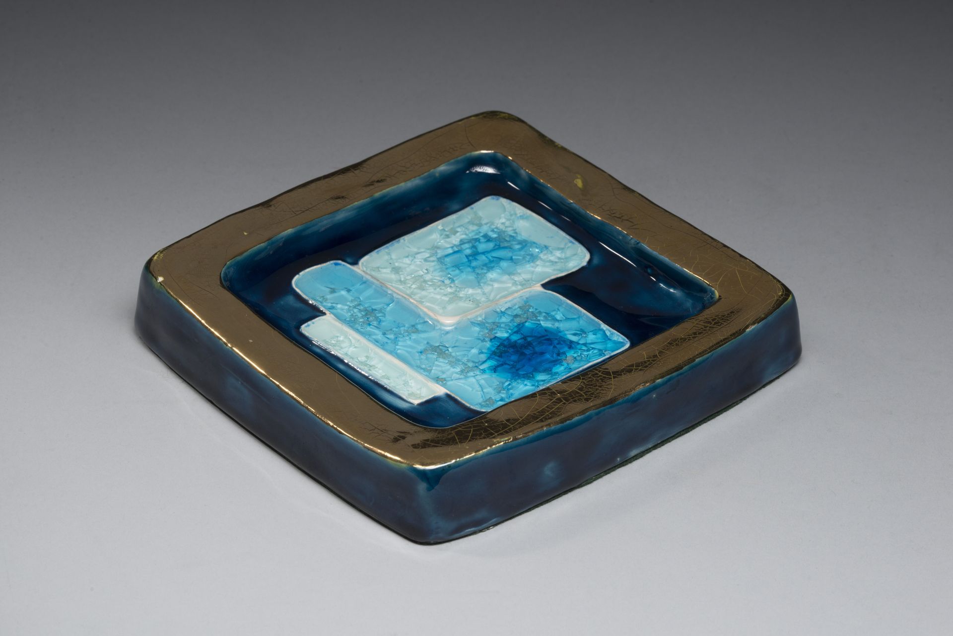 Null Mithé ESPELT（1923-2020）。 
Byzance "型号的真空口袋，蓝色和金色的釉面陶瓷，内含结晶玻璃。 
大约在1968年。 
高&hellip;