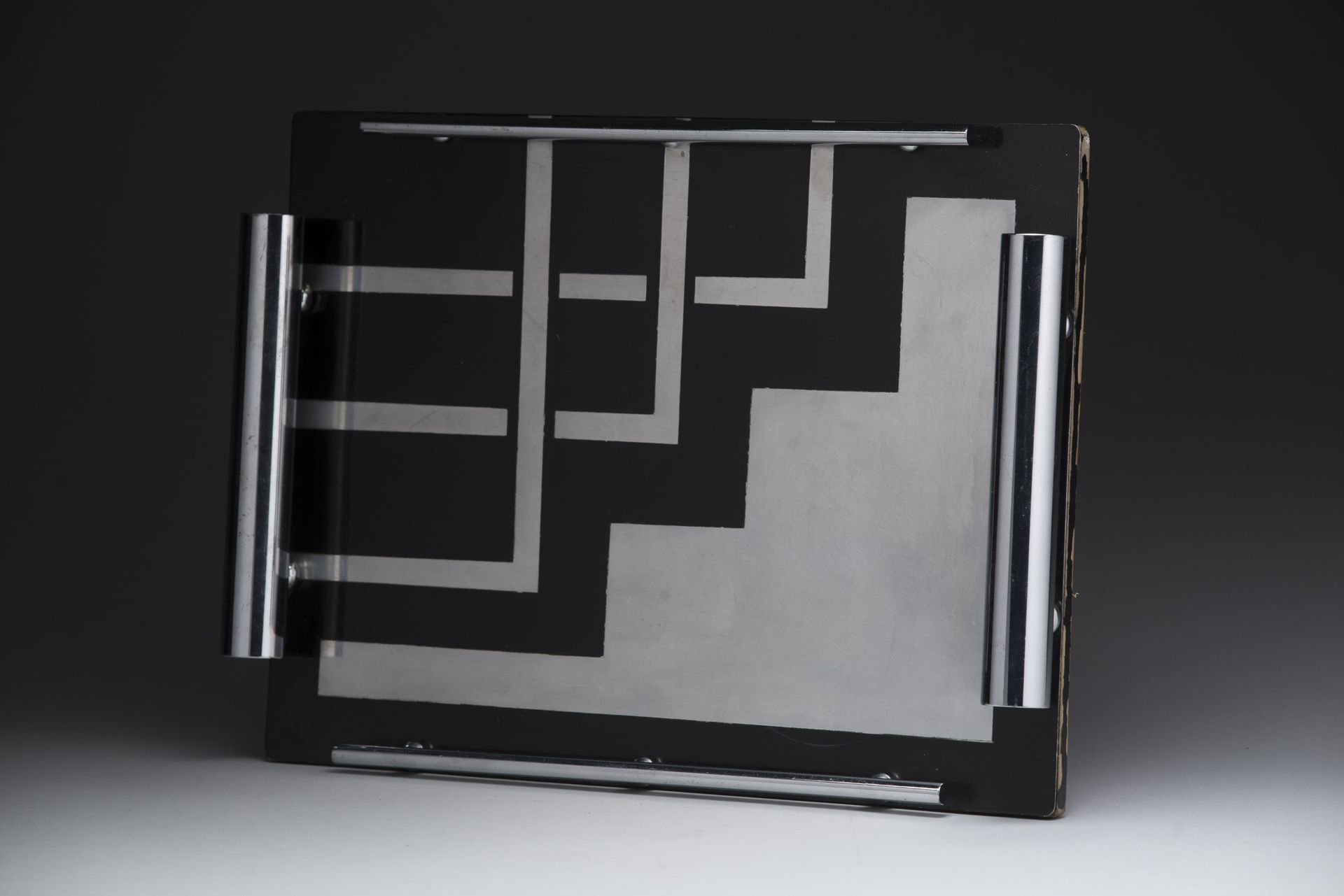 Null De estilo Bauhaus. 
Tapa rectangular de madera lacada en negro con incrusta&hellip;