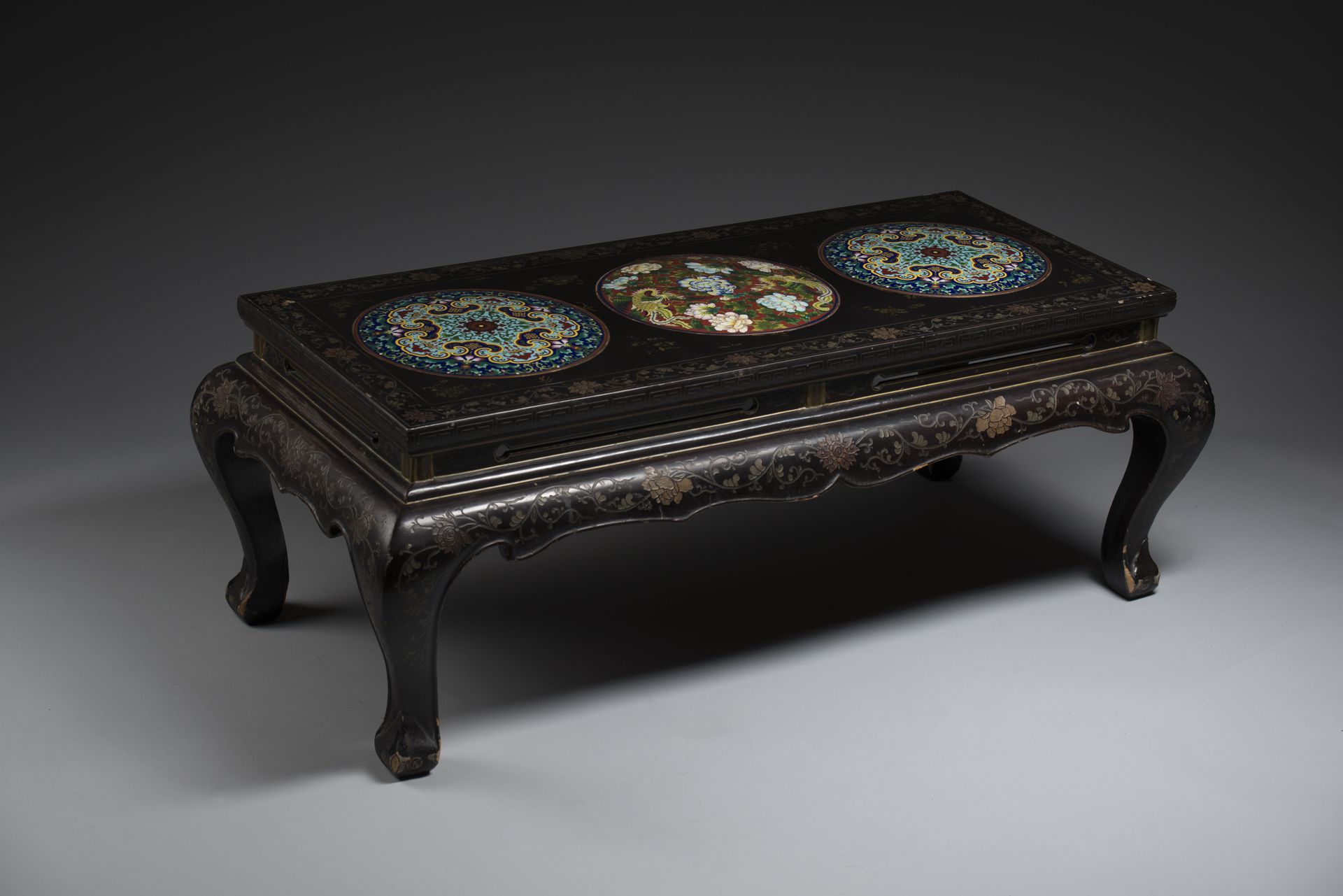 Null CINA. 
Tavolino in legno laccato nero inciso con volute floreali, piano ret&hellip;