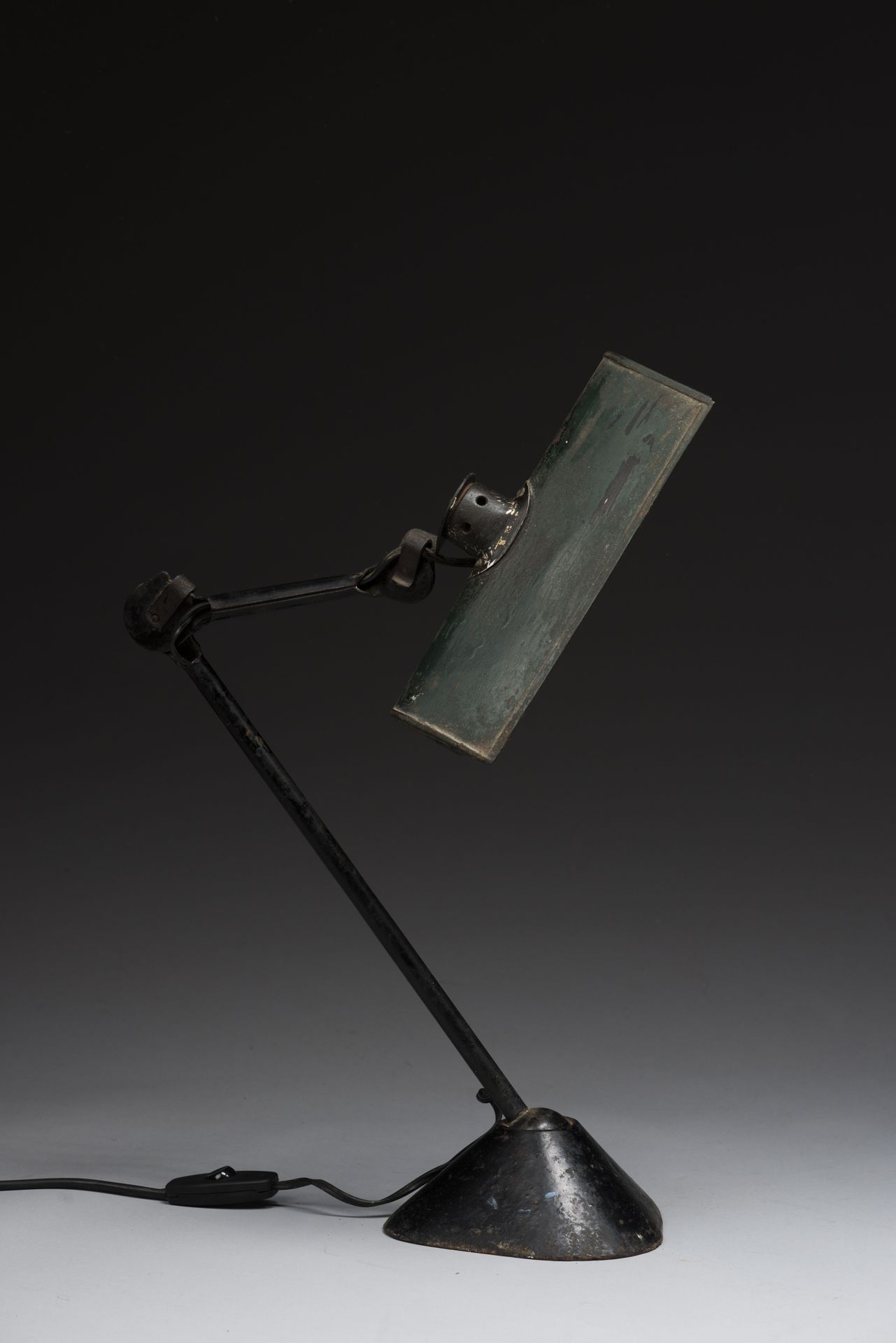 Null 伯纳德-阿尔宾-格拉斯（1886-1943）。 
带反射器的铰接灯，型号为1075，黑色和绿色的漆面金属，有两个手臂和球状关节，放在一个三角形的底座上&hellip;
