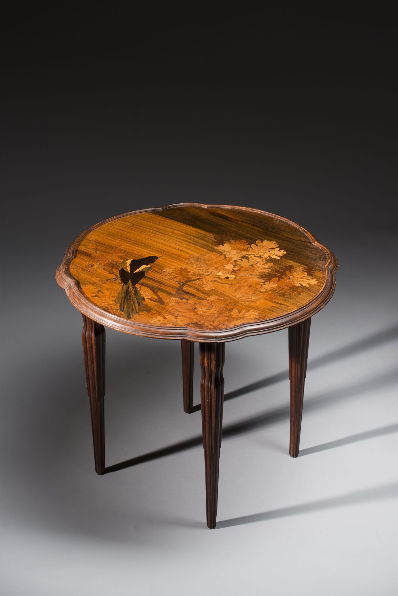 Null 埃米尔-加勒（1846-1904）。 
木制单板桌，镶嵌着橡木树上的喜鹊的装饰，多裂纹的桌面靠在肋骨和锥形腿上。日本镶嵌的签名。 
新艺术主义时期。 &hellip;