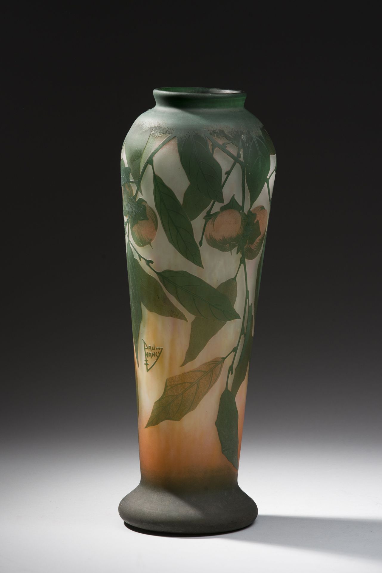 Null DAUM NANCY. 
Wichtige Vase aus mehrschichtigem, säuregeätztem Glas mit Kaki&hellip;