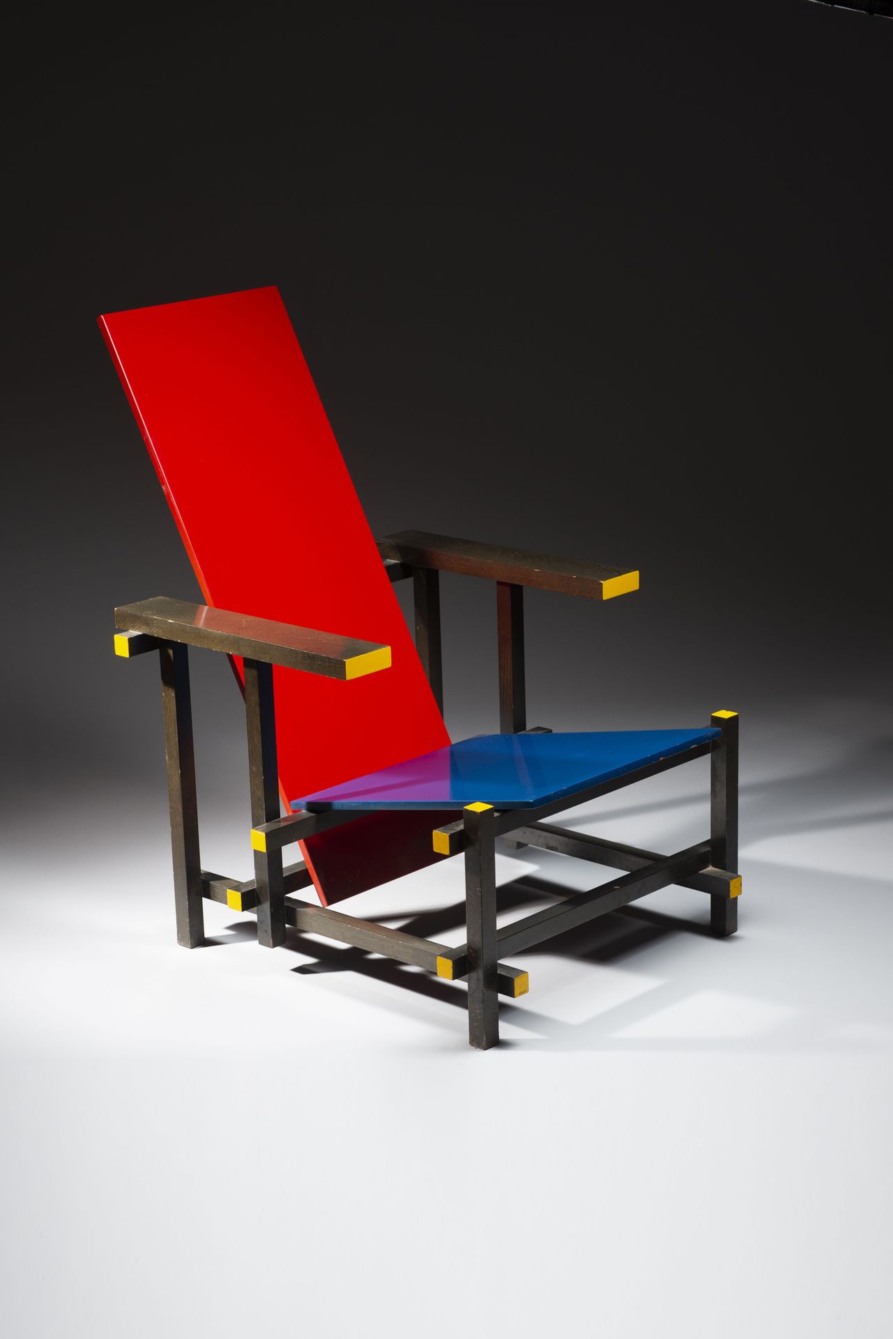 Null 格里特-托马斯-里特维尔德（1888-1964），卡西纳版本。 
扶手椅模型 "红/蓝"，多色漆木。横杆下有印章和编号。 
模型创作于1921年。
高&hellip;