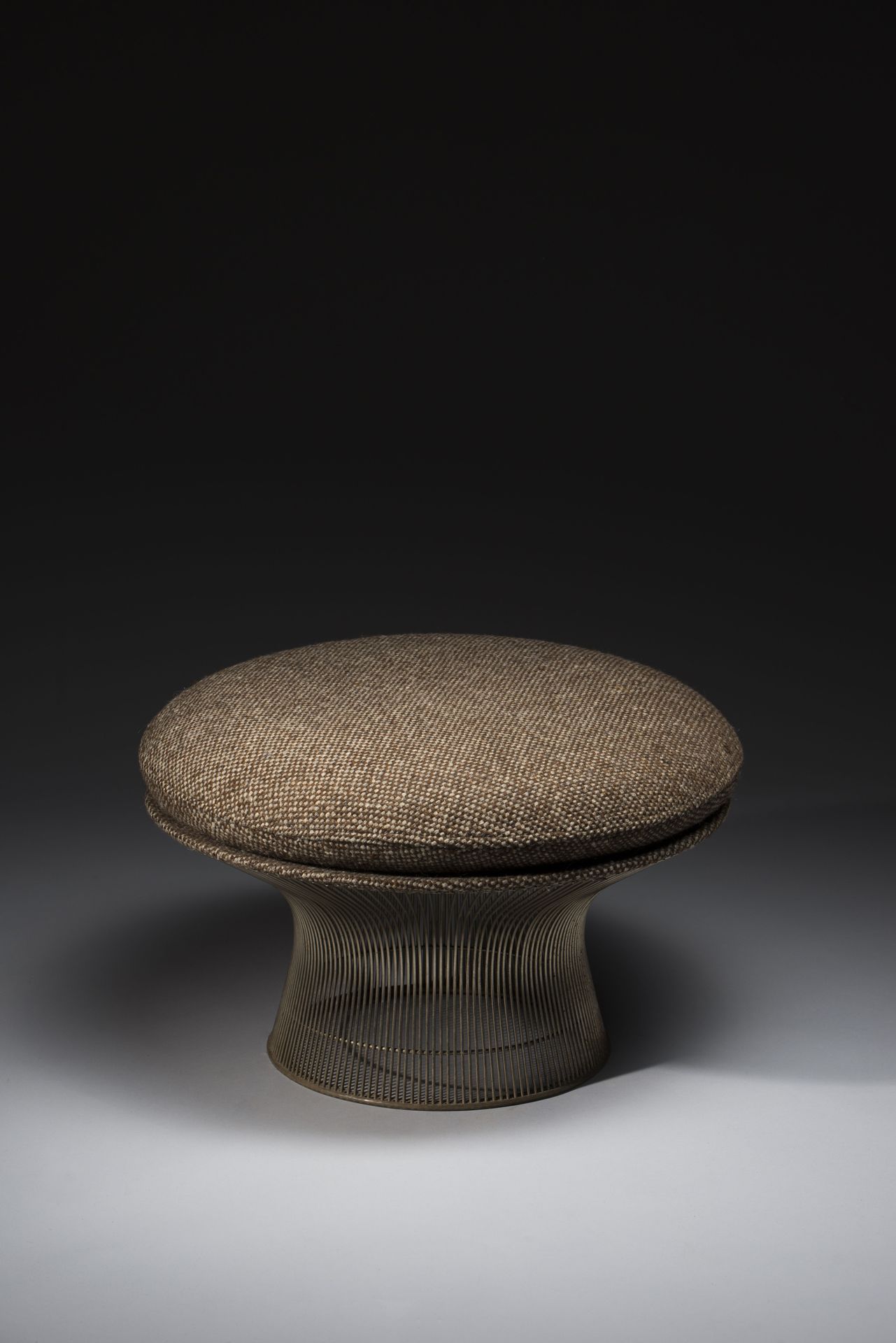 Null 沃伦-普拉特纳（1919-2006），诺尔国际版。 
奥特曼，钢丝结构，棕色羊毛坐垫。 
模型创作于1966年。 
高度：42厘米高度 : 42 - &hellip;