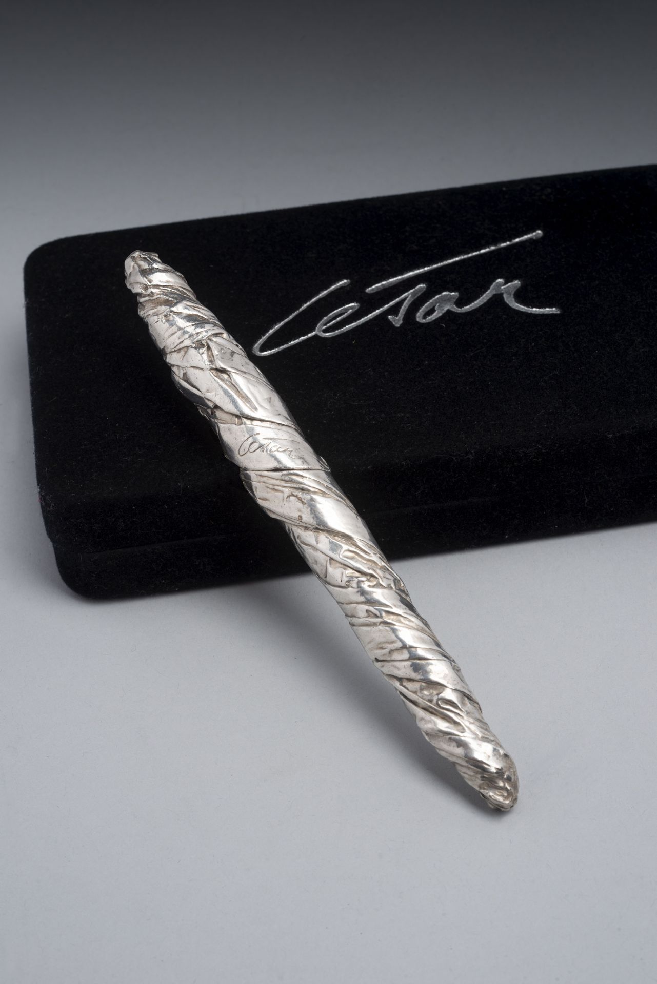 Null César BALDICCINI被称为CESAR（1921-1998）。 
镀银锡制钢笔，笔尖为镀金钢。笔帽上有签名。 
版本号：B 0971/100&hellip;