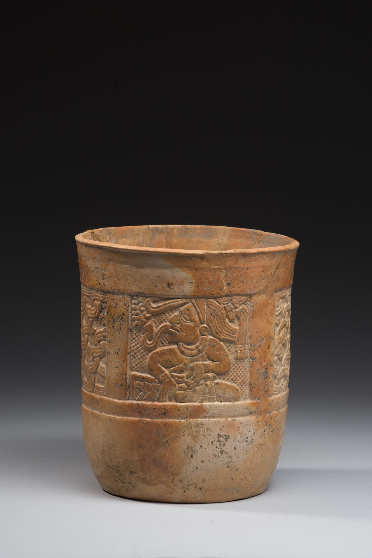 Null Die Vase ist mit einem zentralen Relieffries verziert, der in vier Register&hellip;