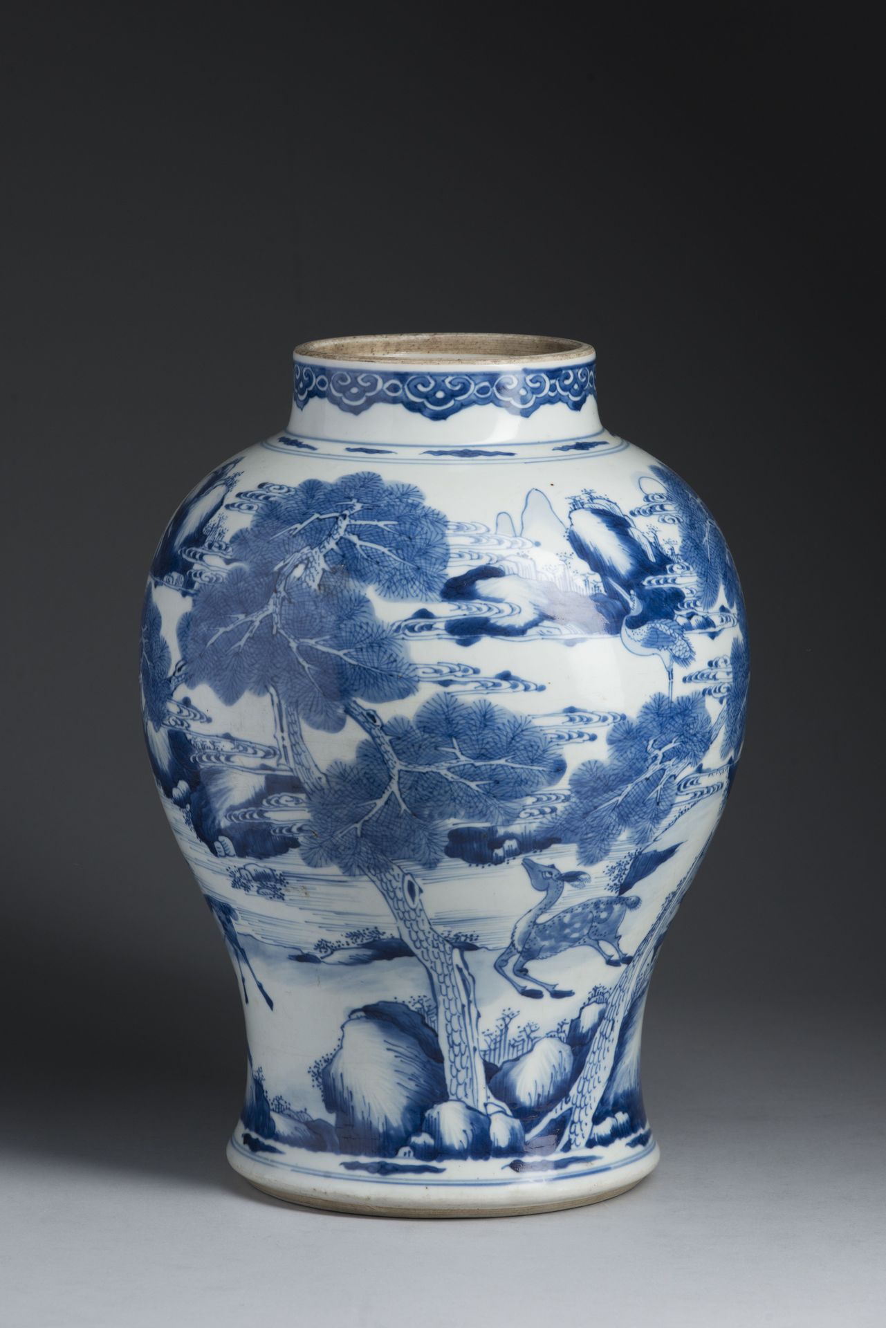 Null CHINE, époque KANGXI (1662-1722). 
Vase balustre en porcelaine décorée en b&hellip;