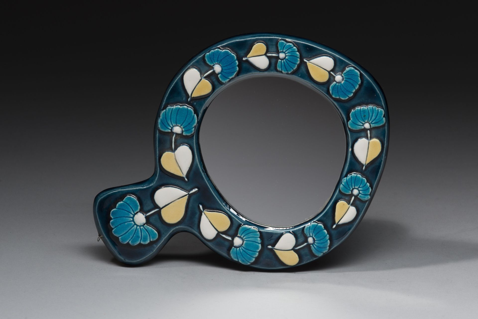 Null Mithé ESPELT (1923-2020). 
Miroir à main en céramique émaillée bleue, jaune&hellip;
