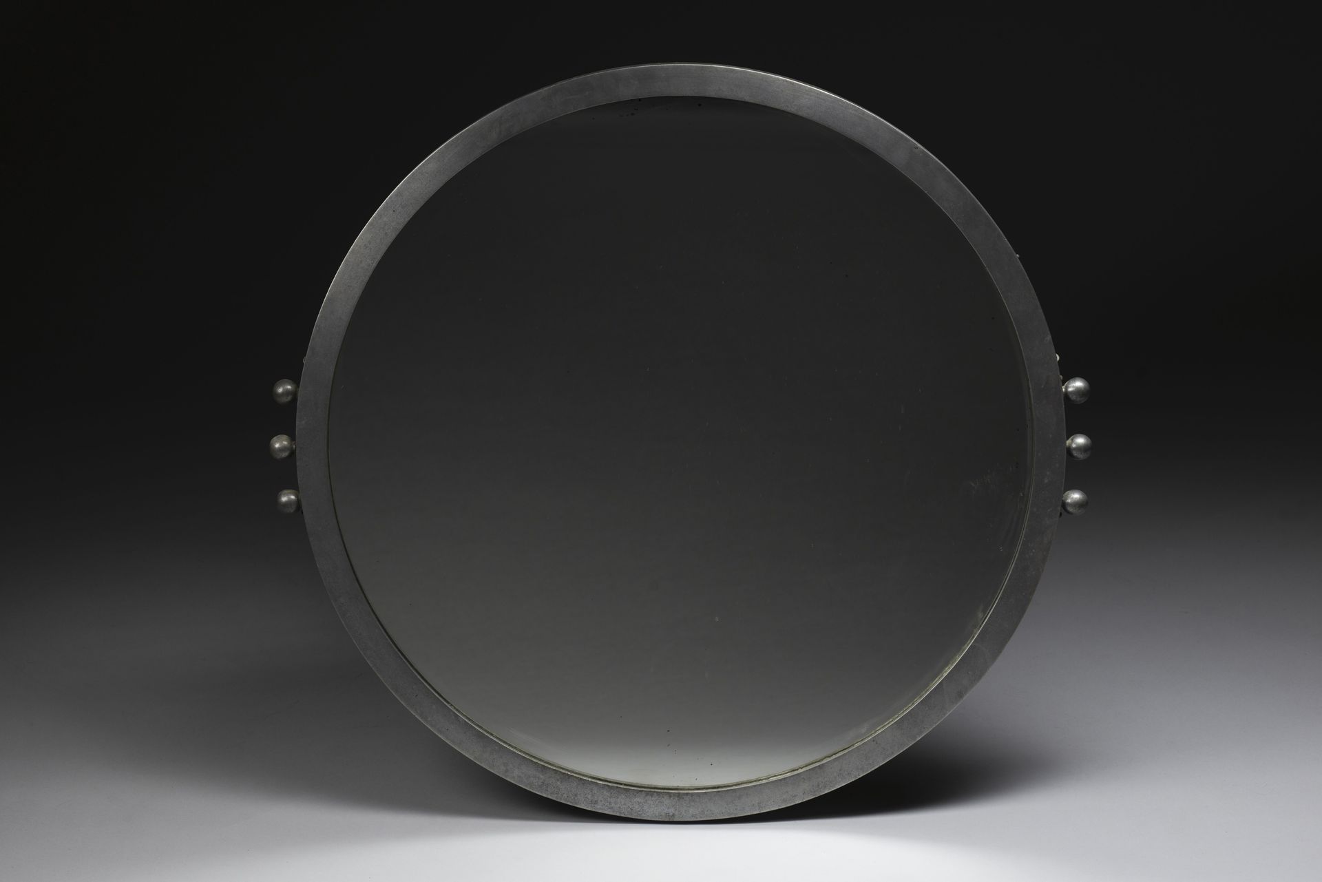 Null Important miroir circulaire moderniste en métal chromé rythmé de trois boul&hellip;