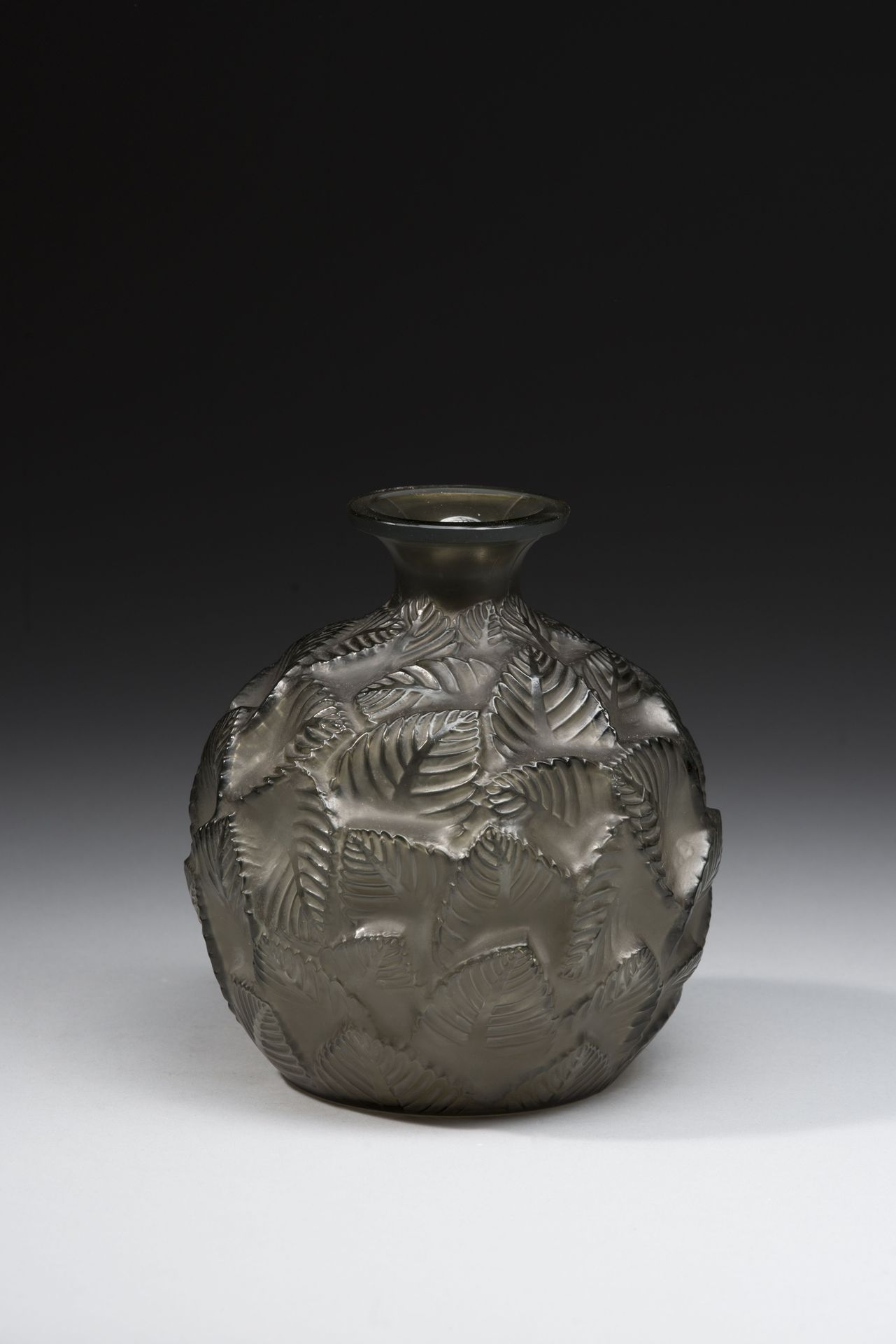Null René LALIQUE (1860-1945). 
花瓶模型 "Ormeaux"，压制的烟熏黑玻璃。在模具上有签名。
模型创作于1926年。 
高度&hellip;