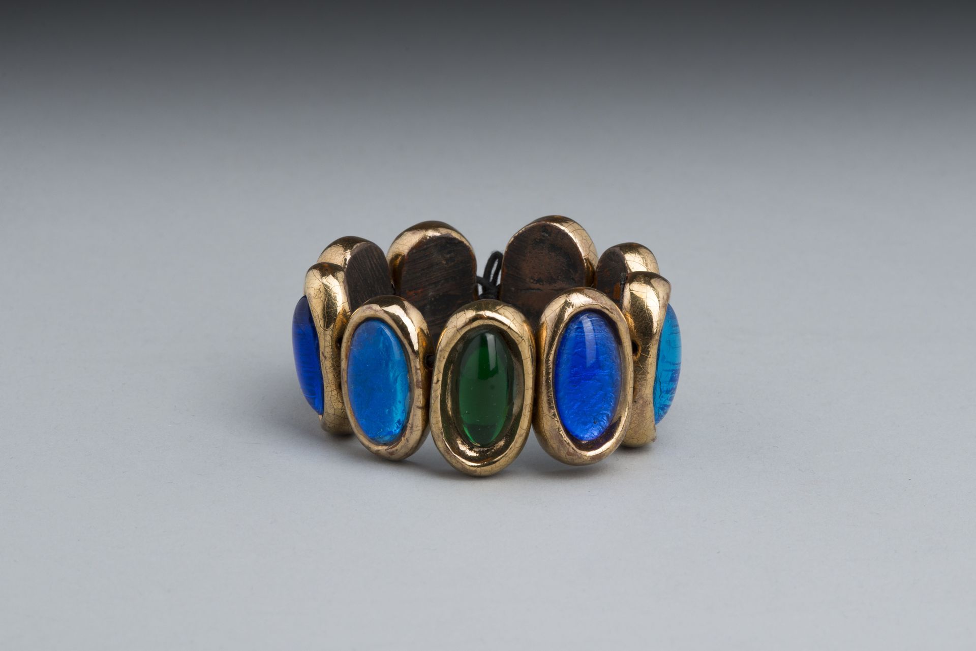 Null 米特-埃斯佩尔特（1923-2020）。 
凸圆石手镯，金色釉面陶瓷，蓝色和绿色玻璃凸圆石。
1950s. 
直径：15厘米（拉伸的弹性）。

参考书&hellip;