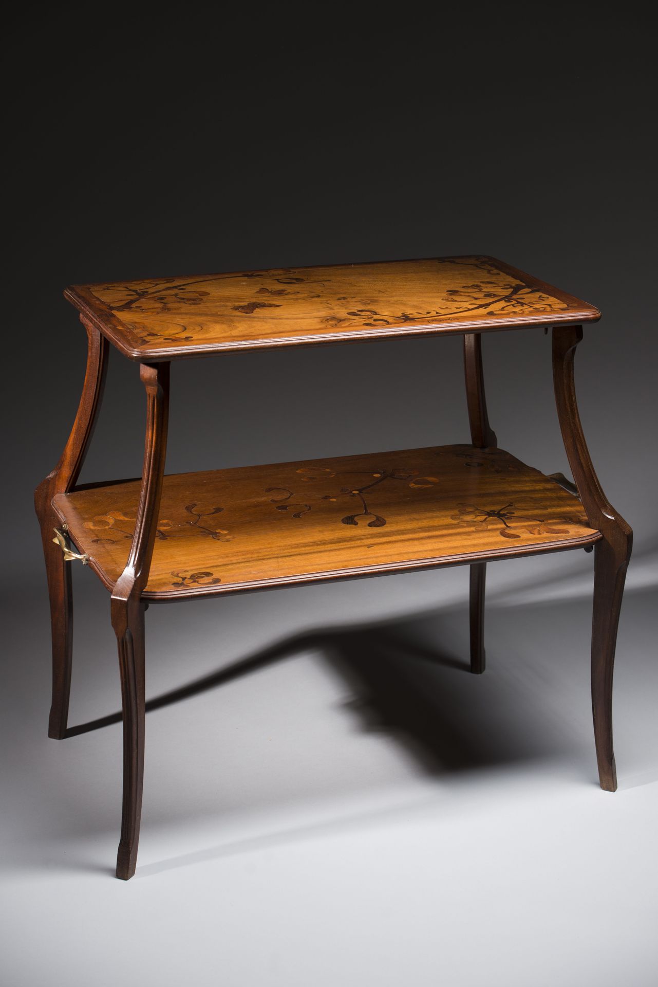 Null Louis MAJORELLE (1859-1926). 
带有两个托盘的天然木茶桌，镶嵌有槲树枝的装饰，并刻有："Au Gui l'an Neuf"&hellip;