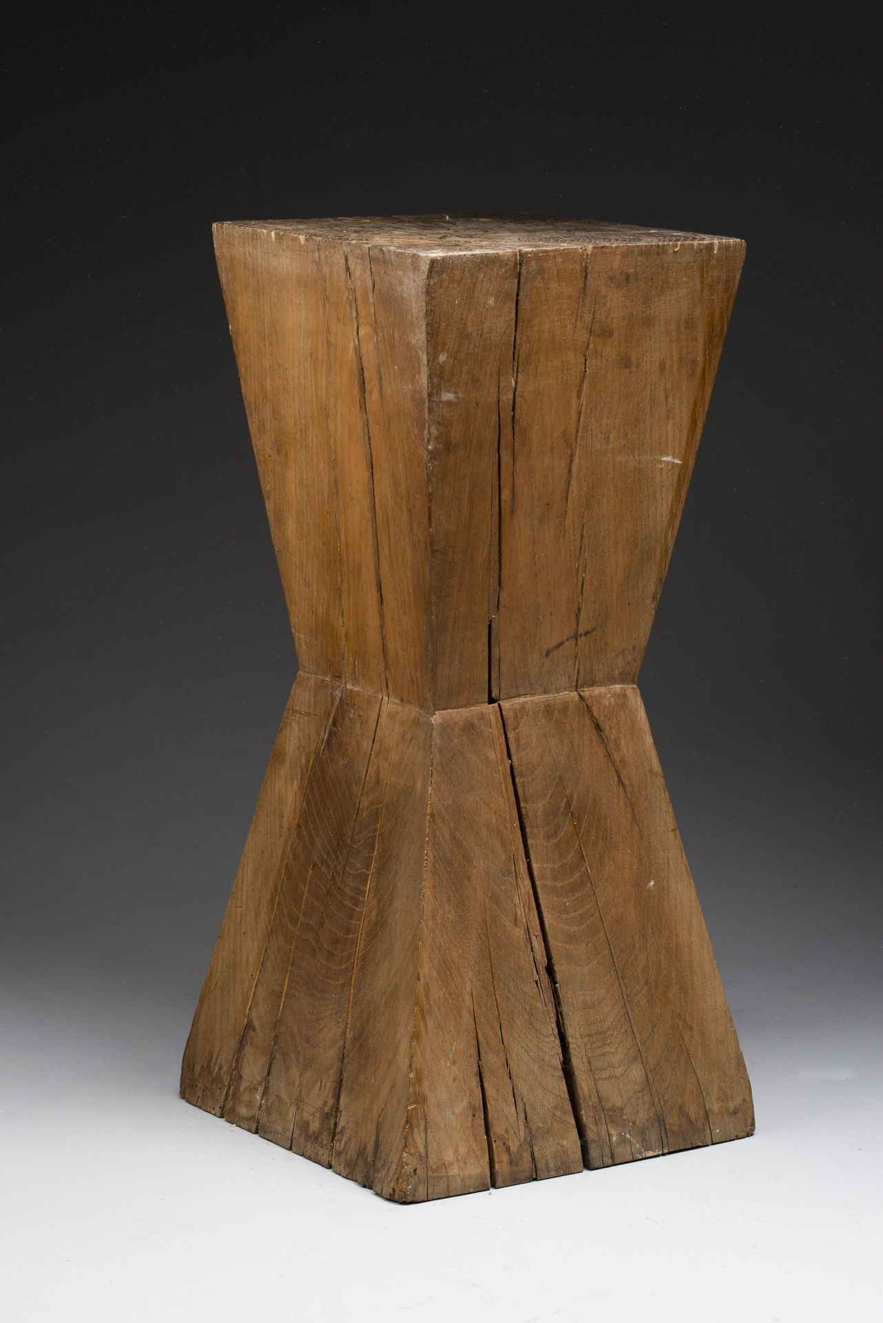 Null 以Christian LIAIGRE的风格。 
桌腿或底座为实木。 
高度 : 63 cm63 - 宽度 : 31 - 深度 : 29 cm (重要的&hellip;