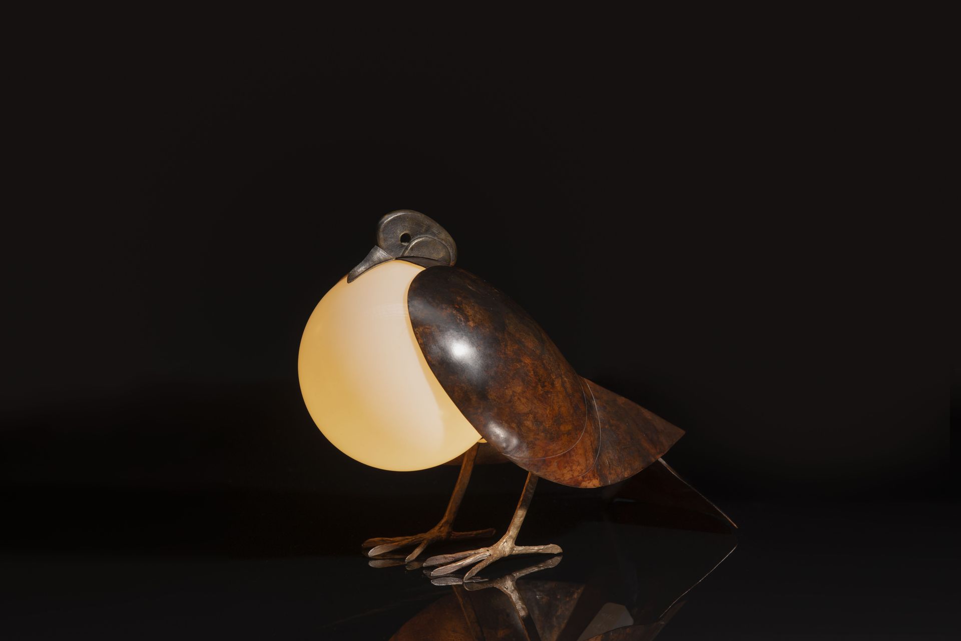 Null François-Xavier LALANNE (1927-2008). 
鸽子 "灯。 
抛光的铜和乳白色玻璃反射器，印有 "FXL "字样，版税章&hellip;