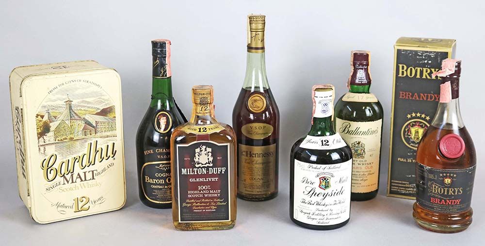 Lotto di sette bottiglie di spiriti da collezione Lot de sept bouteilles de spir&hellip;