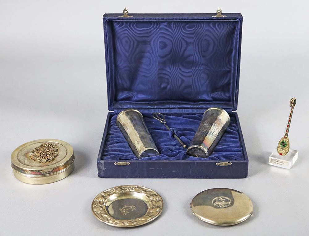 Lotto di vari oggetti in argento 800 e 925 Lot of a pair of sterling silver drin&hellip;