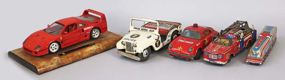 Lotto di cinque modellini di macchine giocattolo Lot d'une maquette de Ferrari F&hellip;