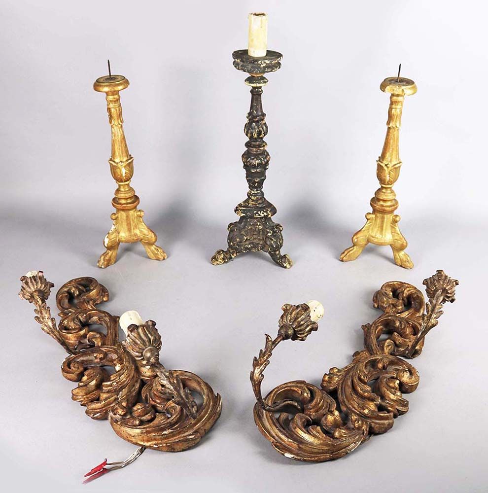 Lotto di una coppia di applique e tre candelieri Lot composé d'un chandelier en &hellip;