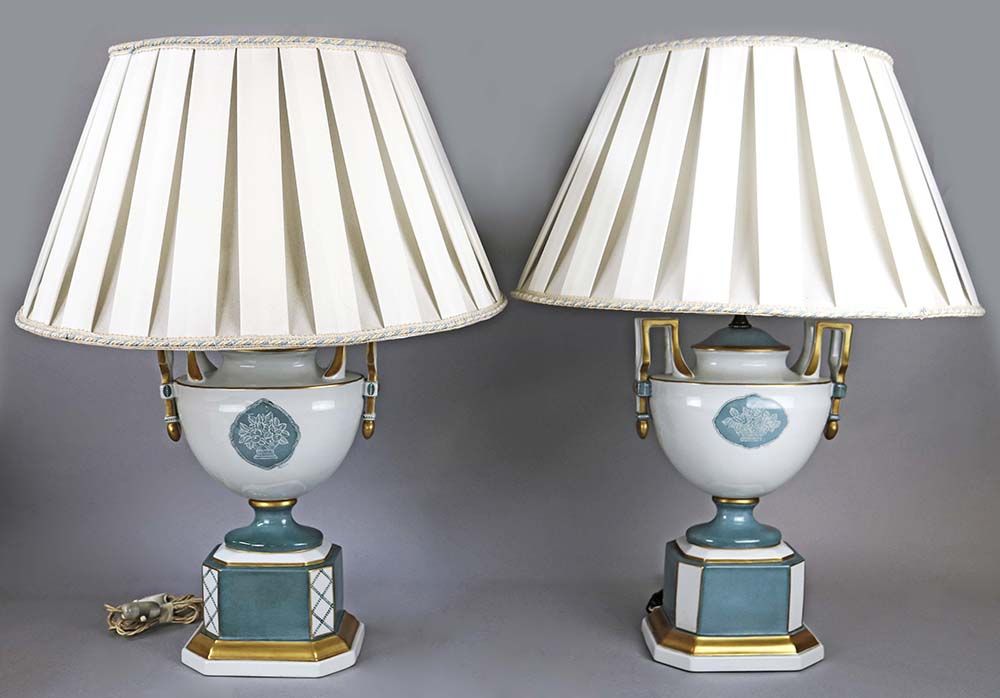 Coppia di lampade biansate da tavolo in porcellana Paire de lampes de table en p&hellip;